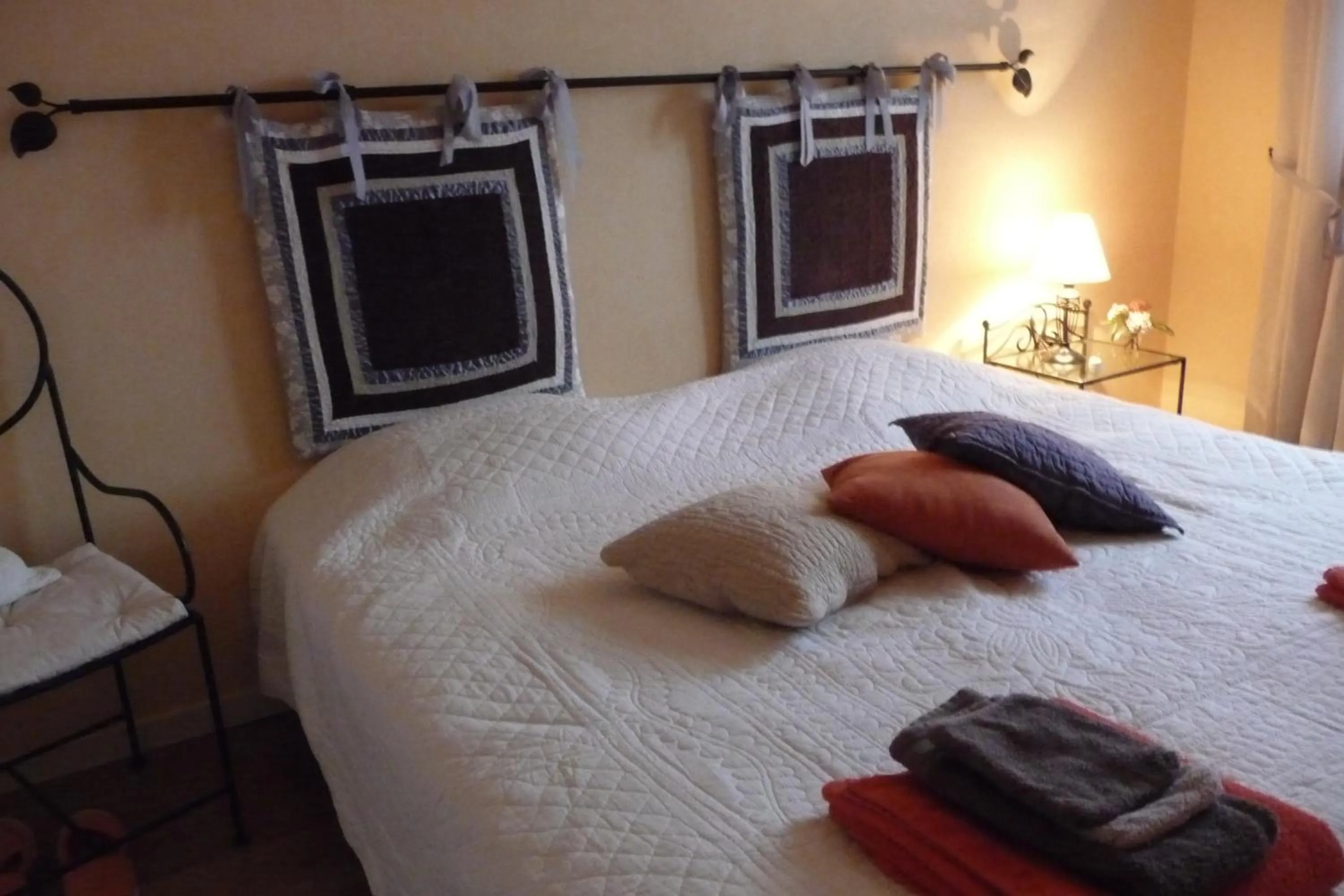 Decorative detail, Bed in Le Relais des Malettes Chambres d'hôtes B&B