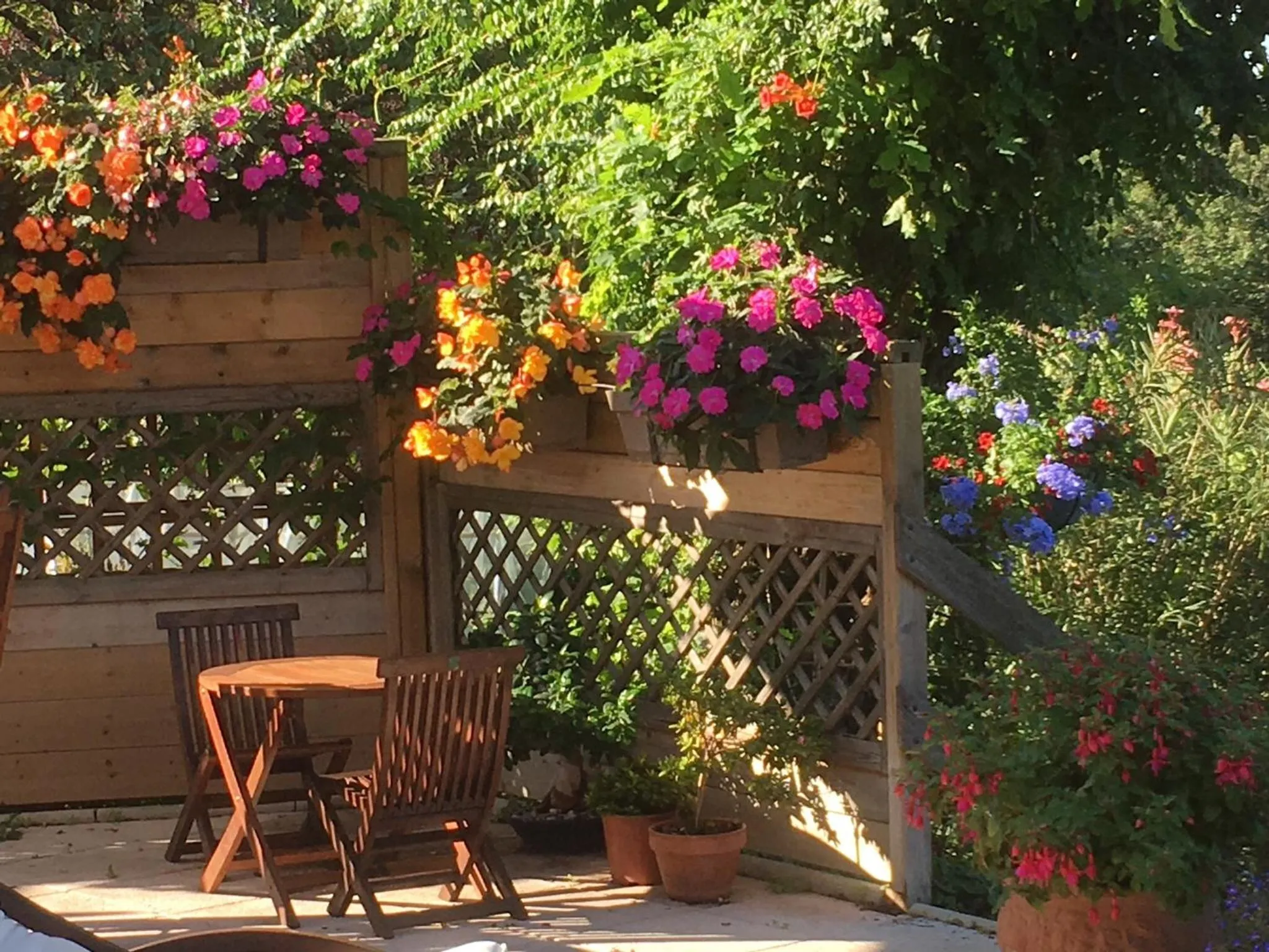 Patio in Le Relais des Malettes Chambres d'hôtes B&B