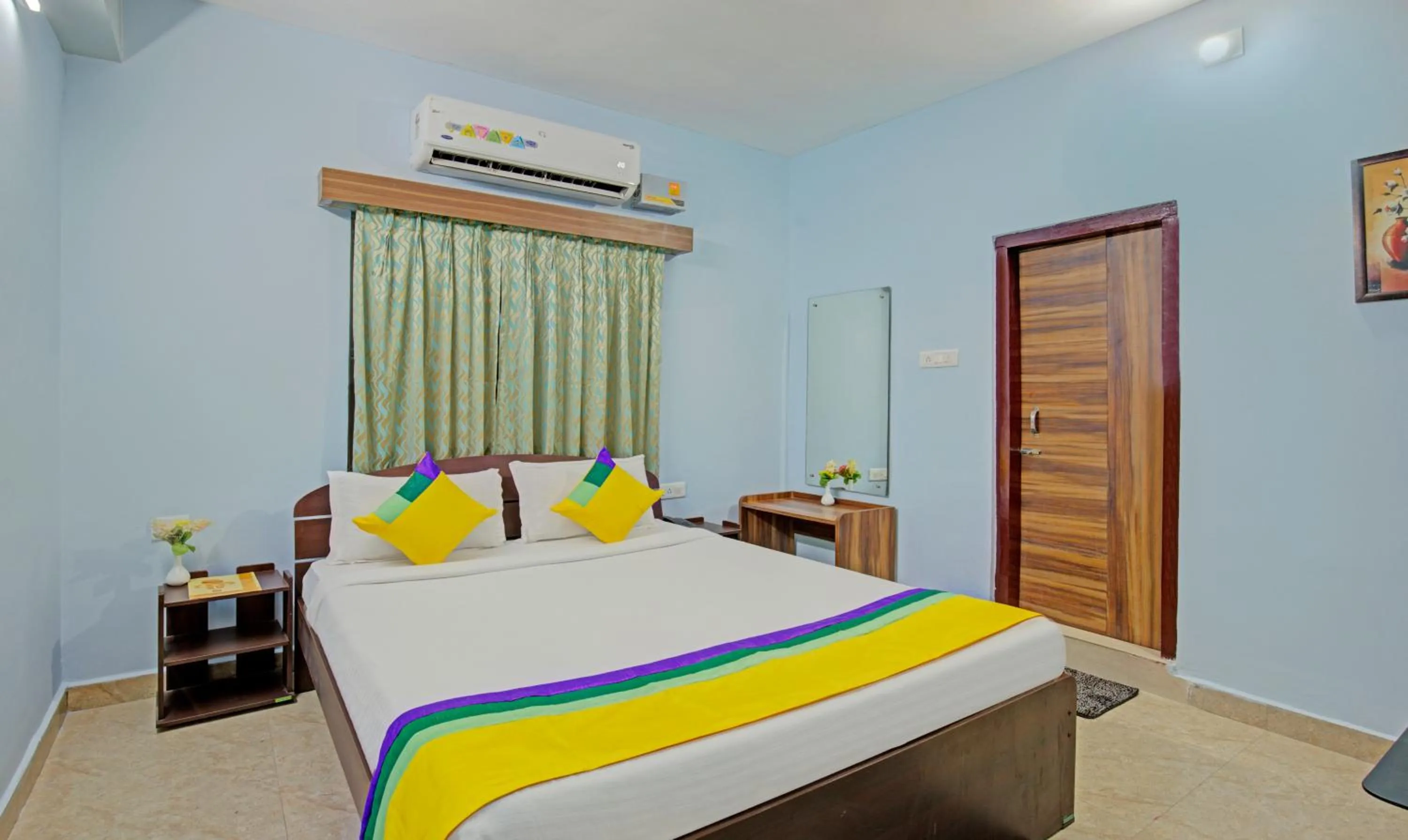 Photo of the whole room, Bed in Itsy Hotels Sidhartha Residency