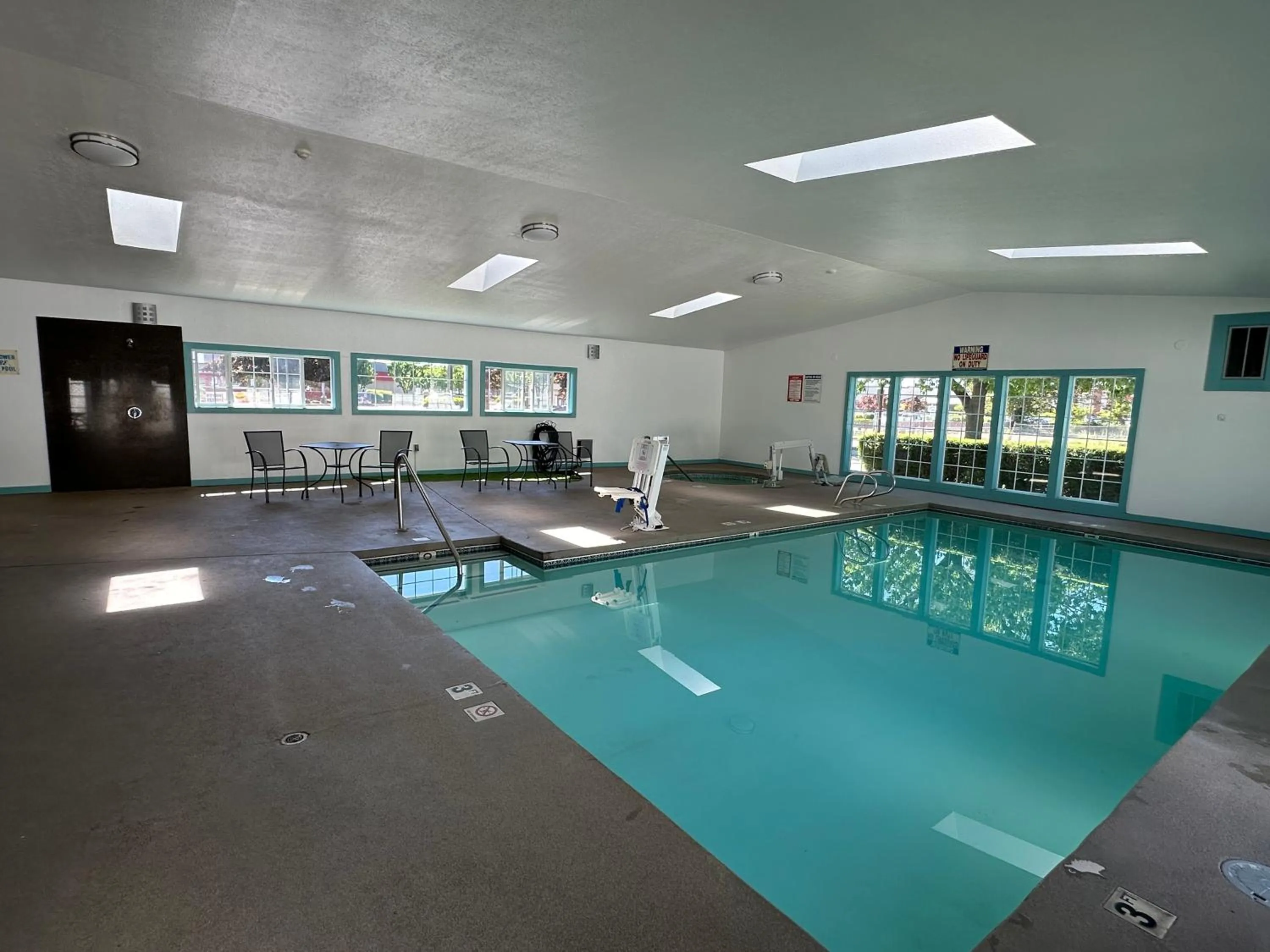 Swimming pool in Quality Inn & Suites Albany Corvallis