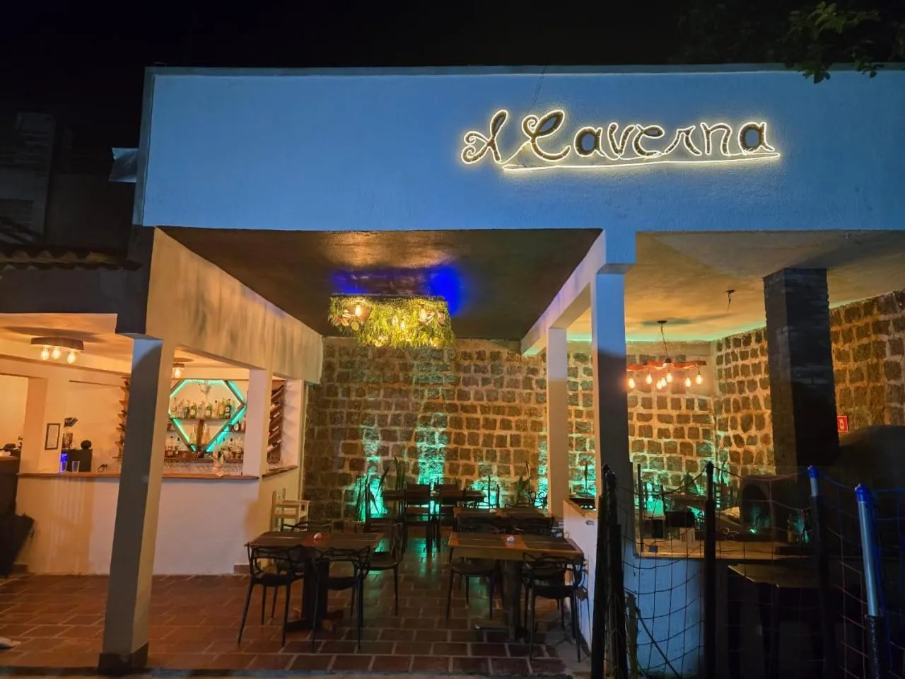 Restaurant/places to eat in Apartamentos Casa da Pedra