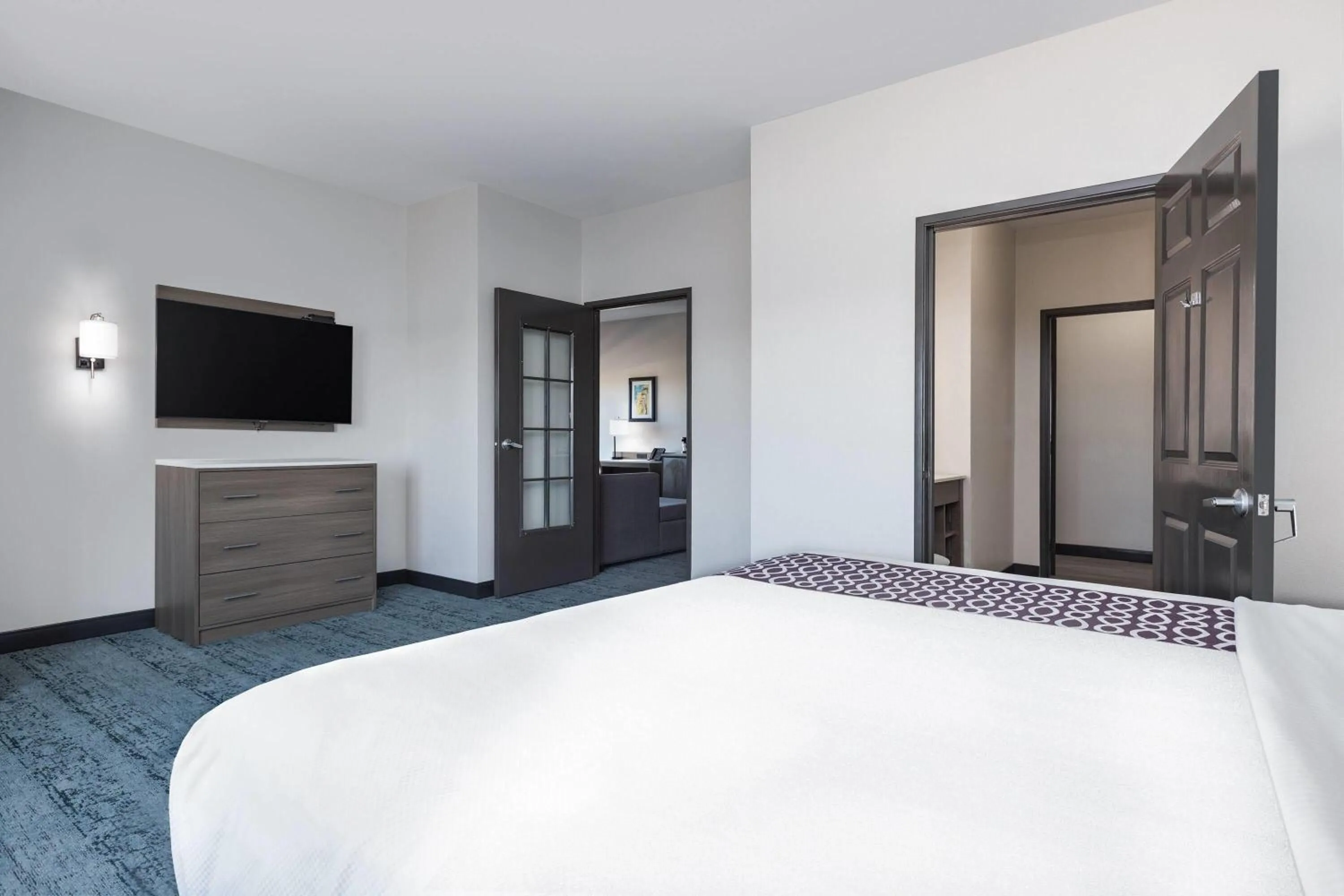 Photo of the whole room, Bed in La Quinta by Wyndham Hobbs