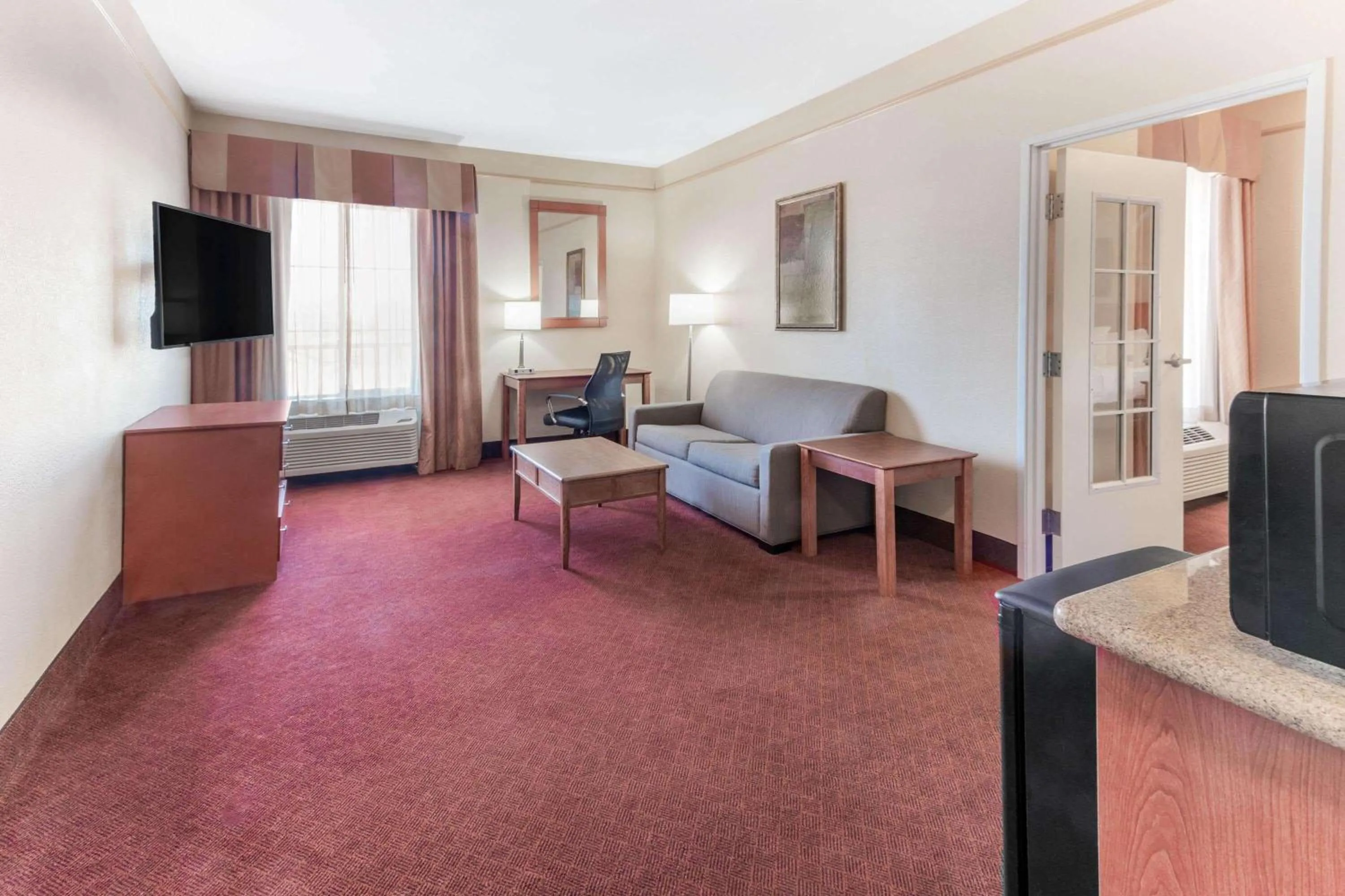 Photo of the whole room, Bed in La Quinta by Wyndham Hobbs