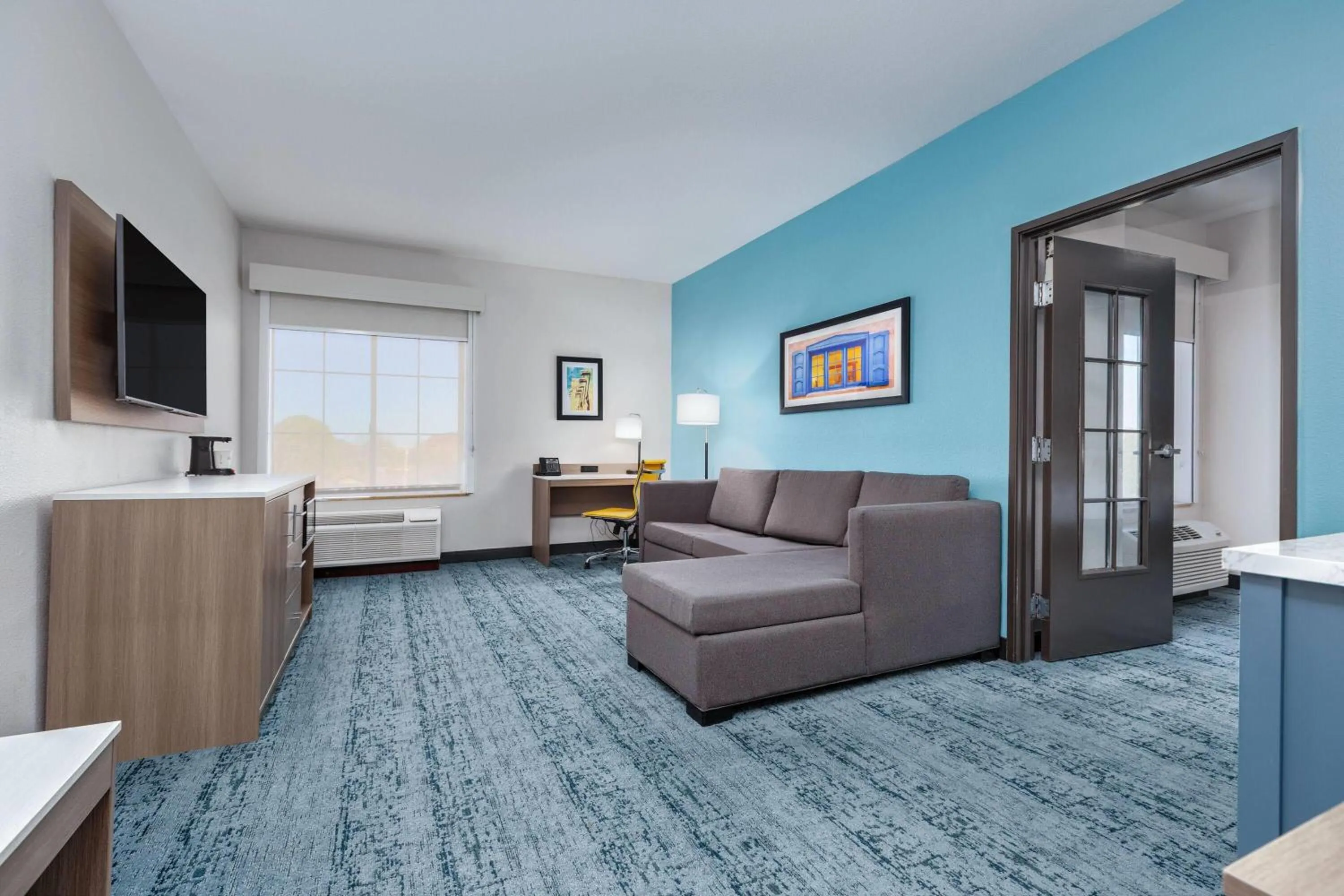 Photo of the whole room, Bed in La Quinta by Wyndham Hobbs