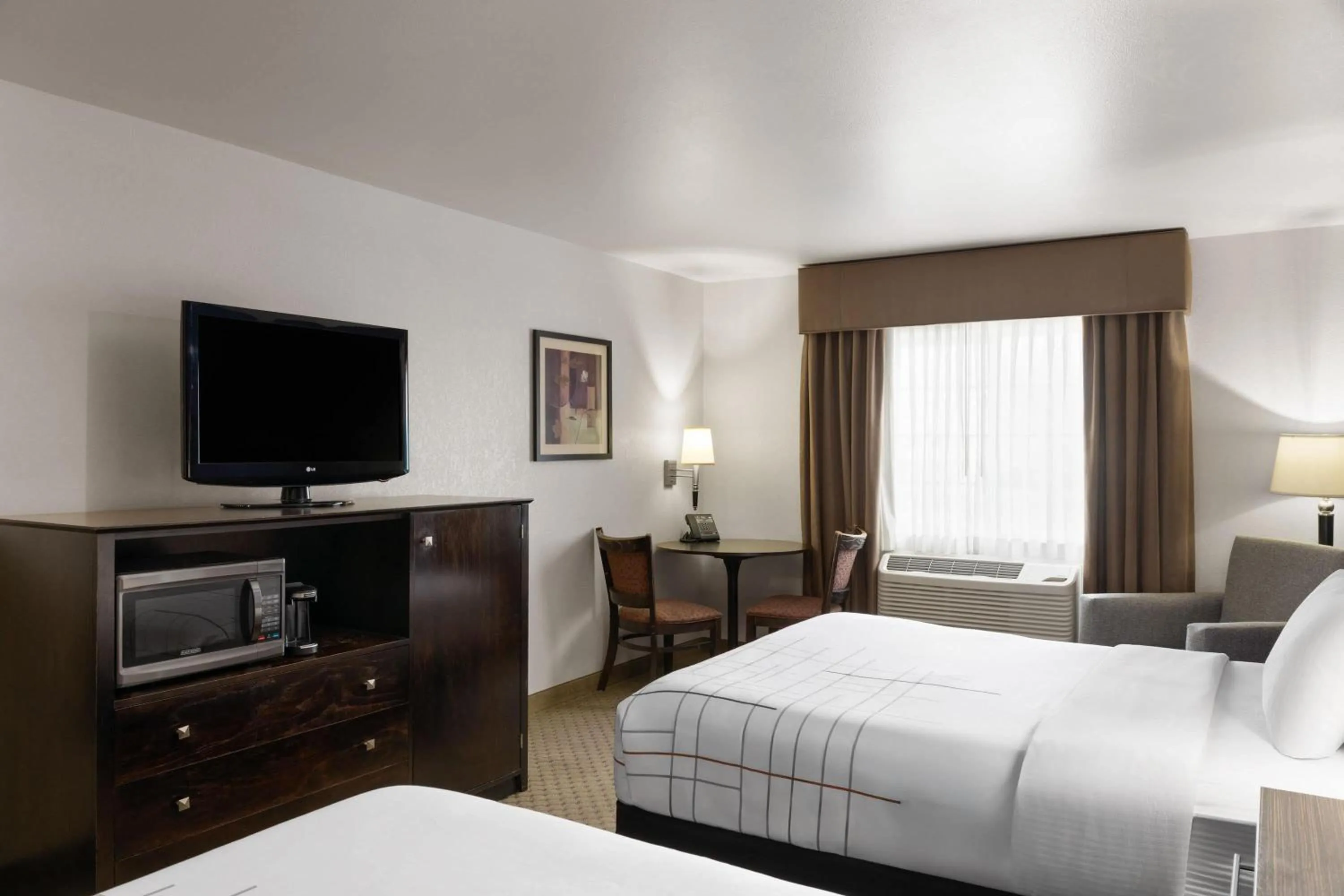 Photo of the whole room, Bed in La Quinta by Wyndham Spokane Valley