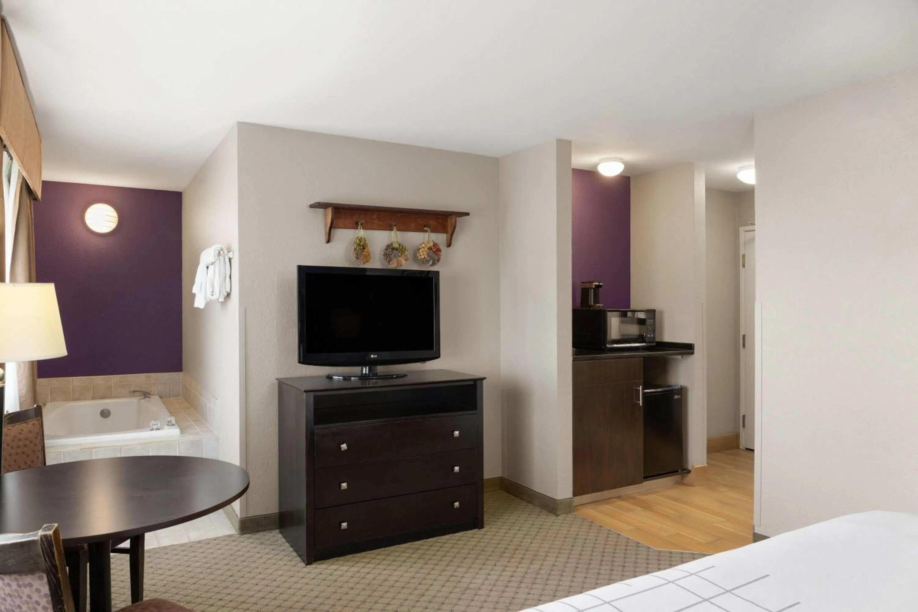 Bath in La Quinta by Wyndham Spokane Valley