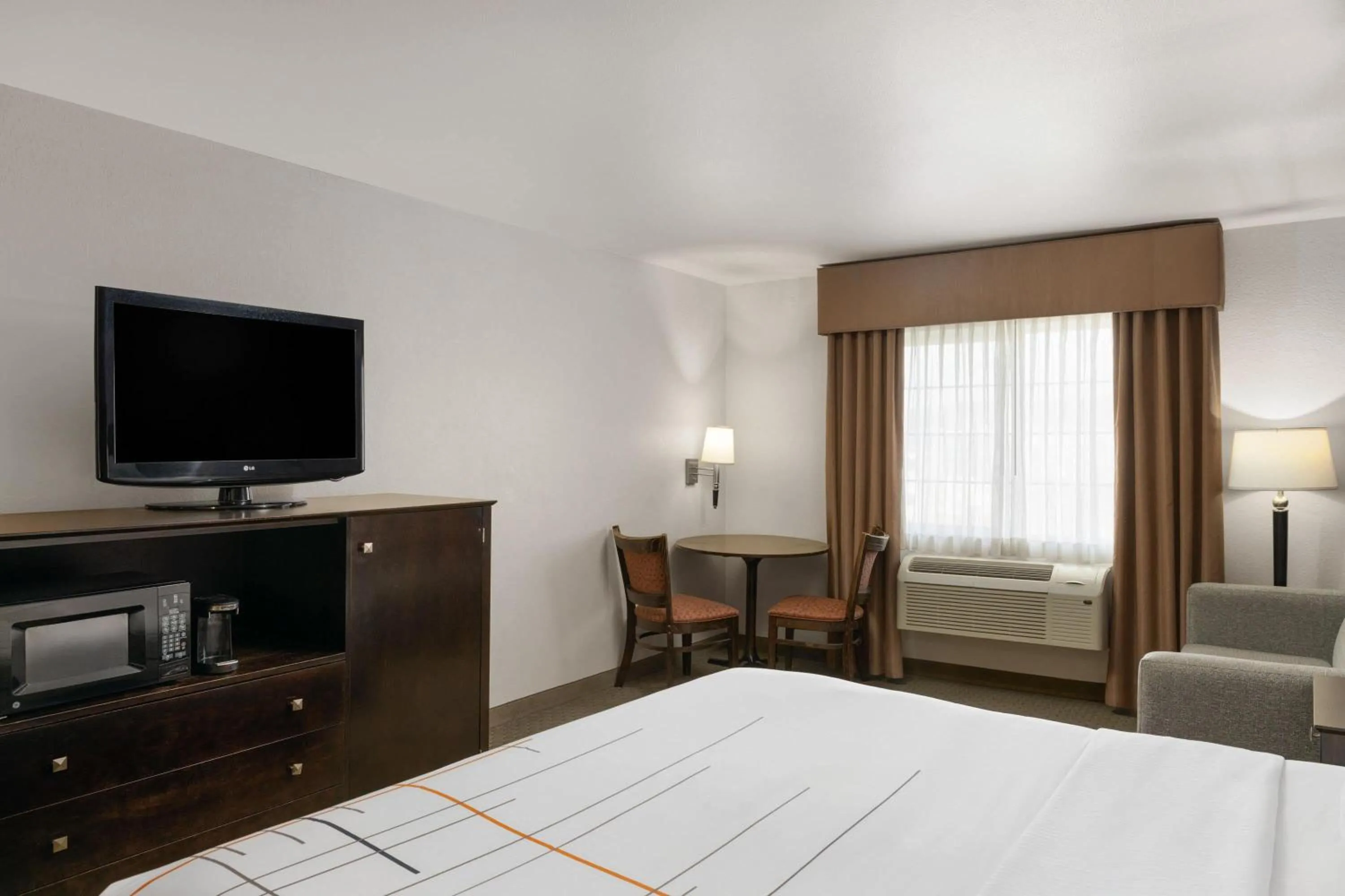 Photo of the whole room, Bed in La Quinta by Wyndham Spokane Valley