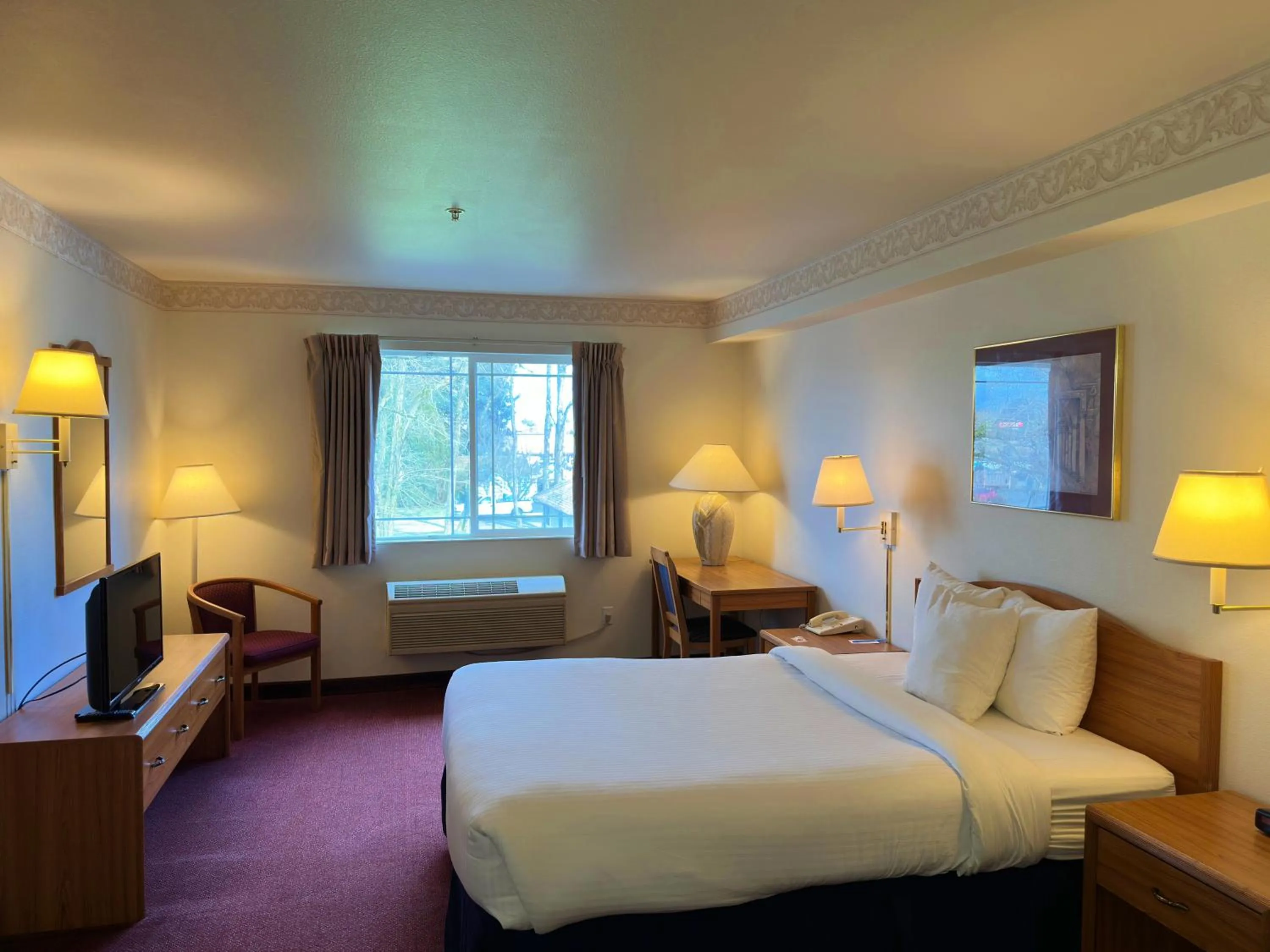 Photo of the whole room, Bed in Peppermill Empress Inn