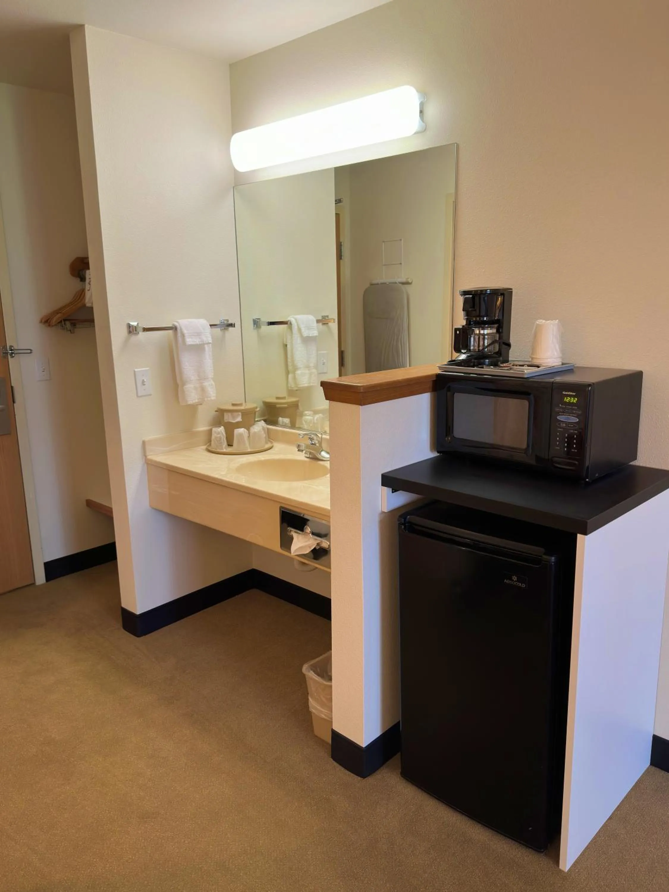 Bathroom in Peppermill Empress Inn