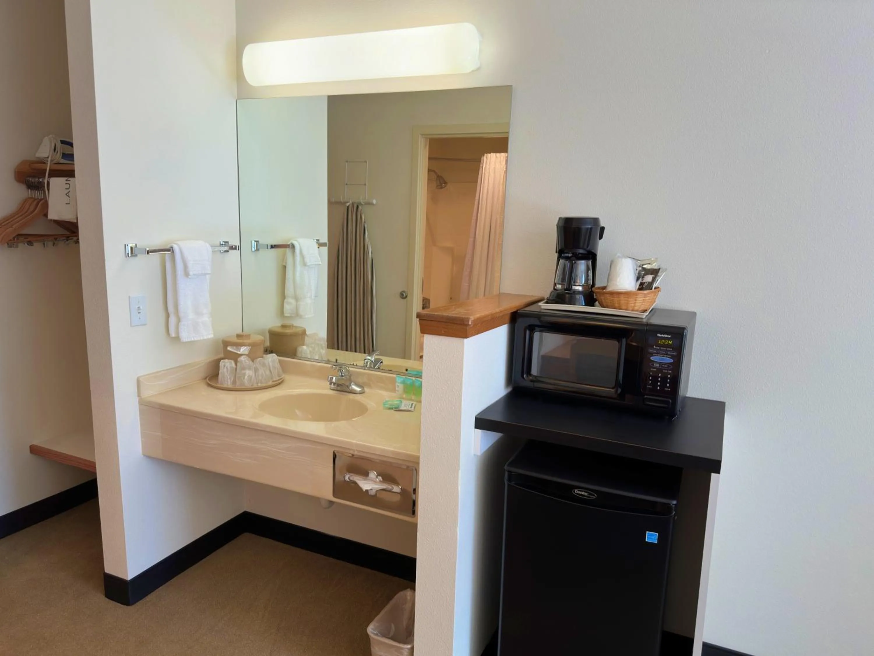 Coffee/tea facilities in Peppermill Empress Inn