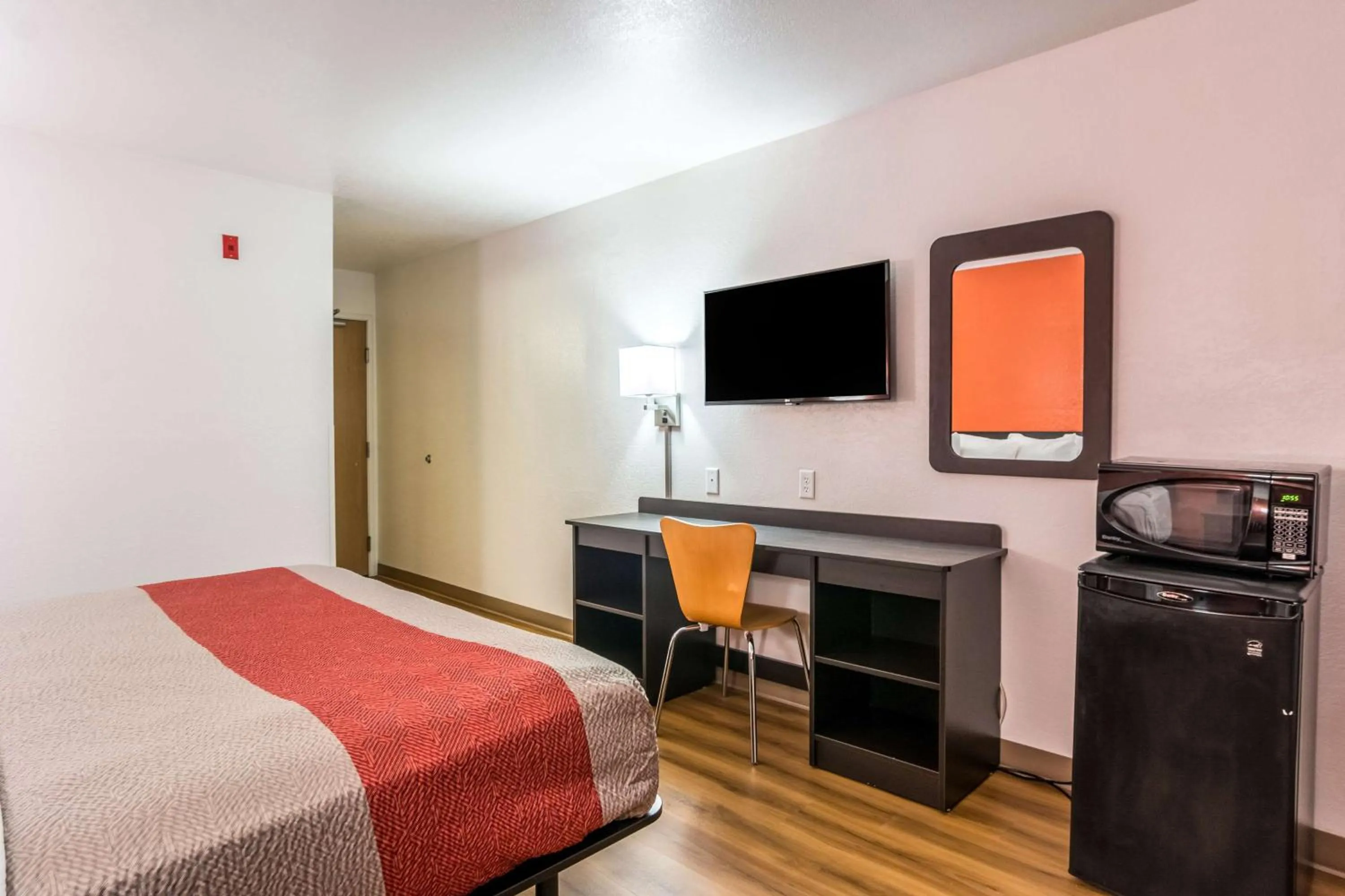 TV and multimedia, Bed in Motel 6-Barkeyville, PA