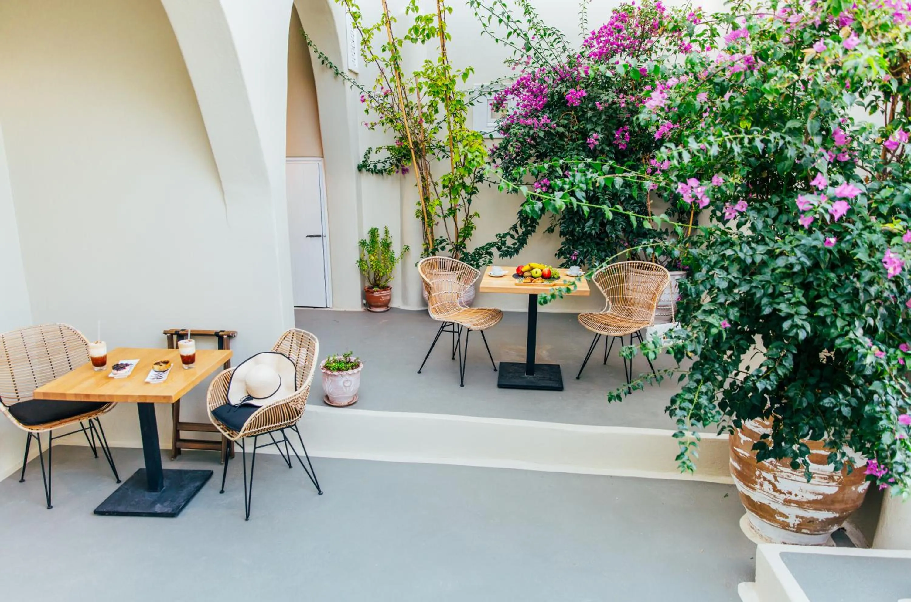 Restaurant/places to eat in Edem Boutique Suites