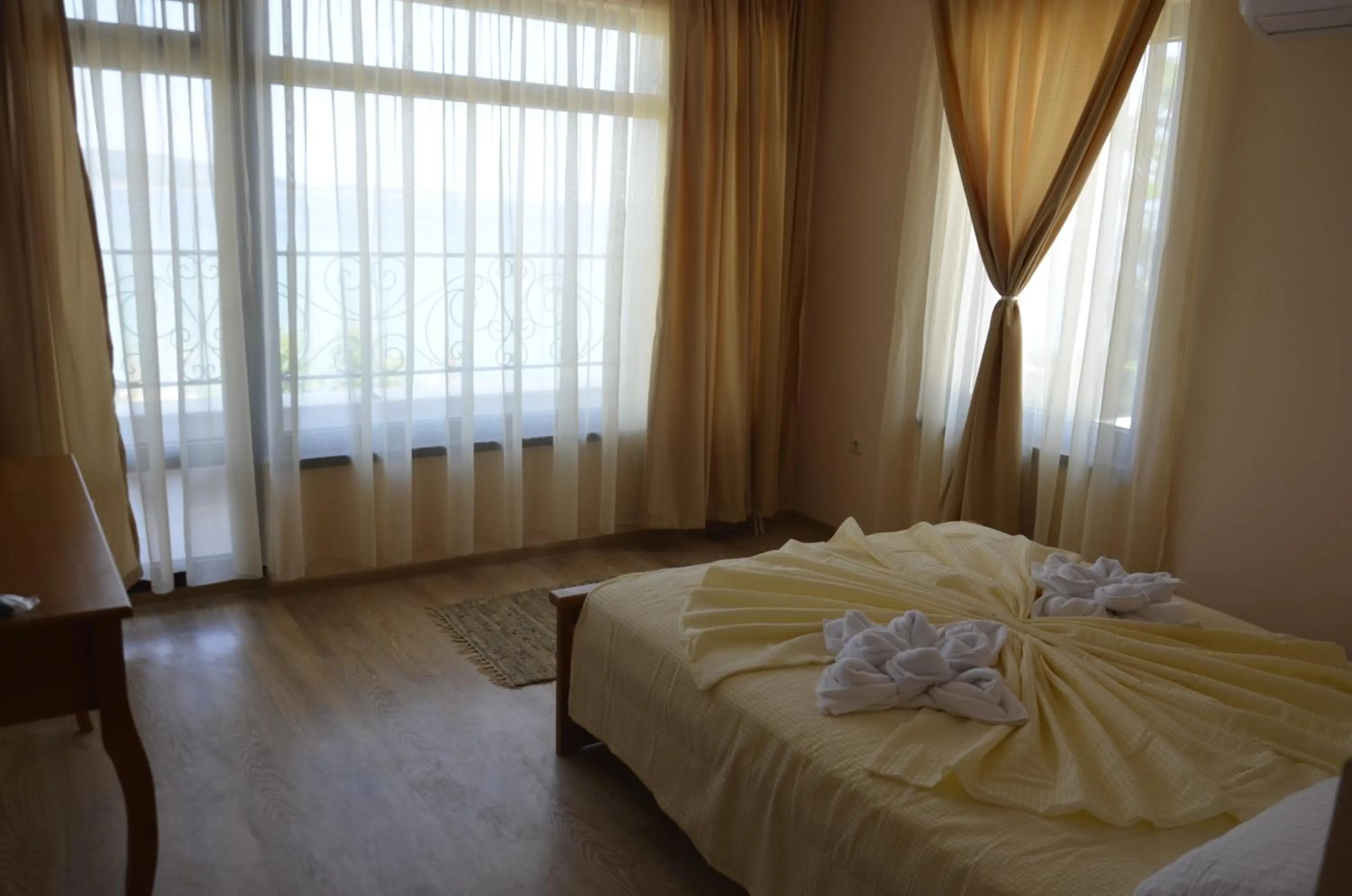 Photo of the whole room, Bed in Ashram Hotel