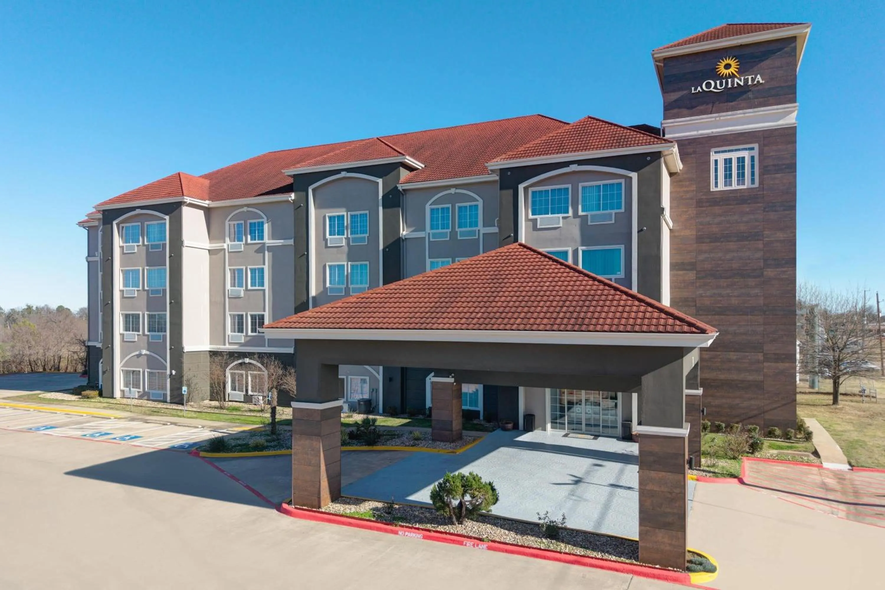 Property building in La Quinta Inn and Suites by Wyndham Paris