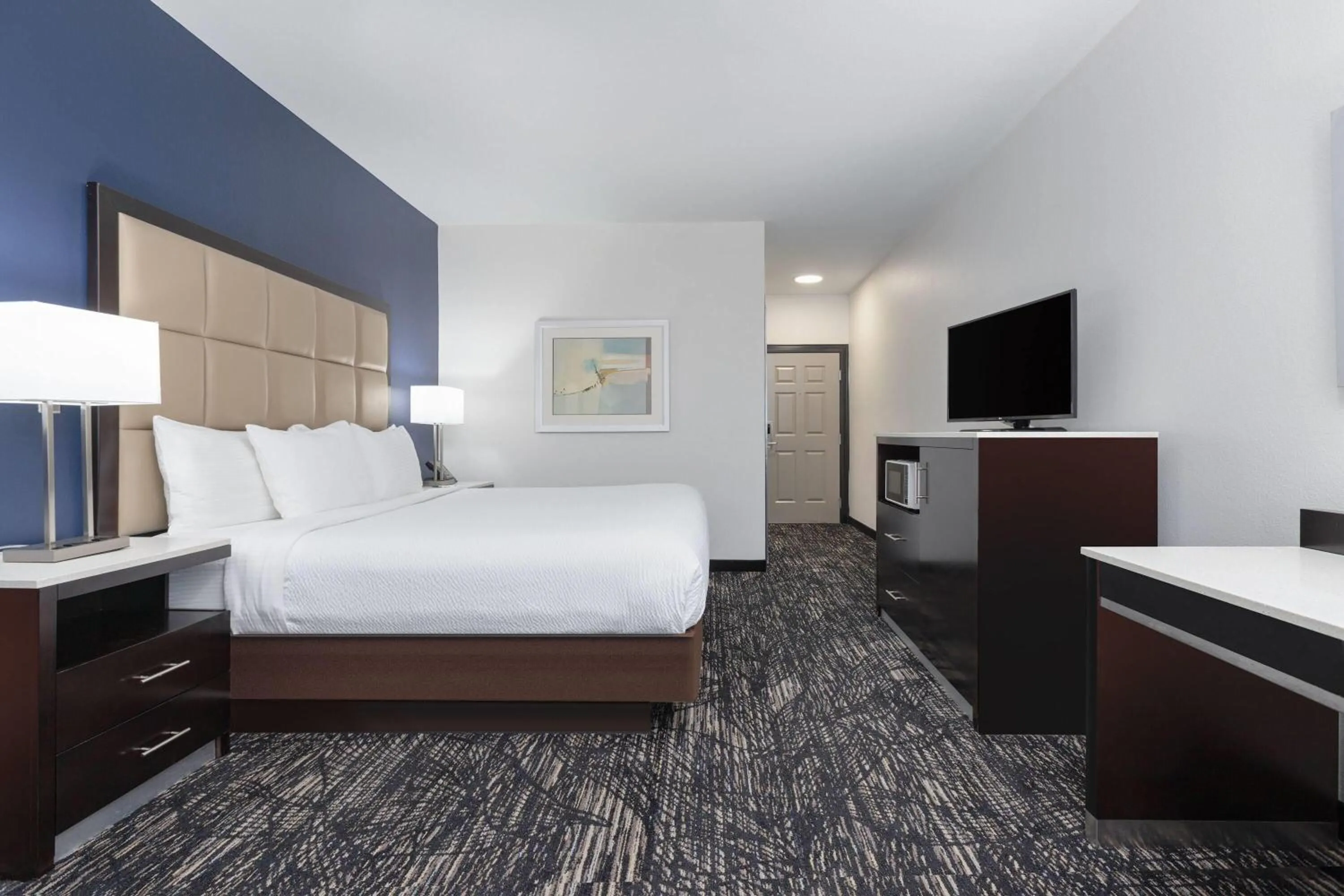 Photo of the whole room, Bed in La Quinta Inn and Suites by Wyndham Paris