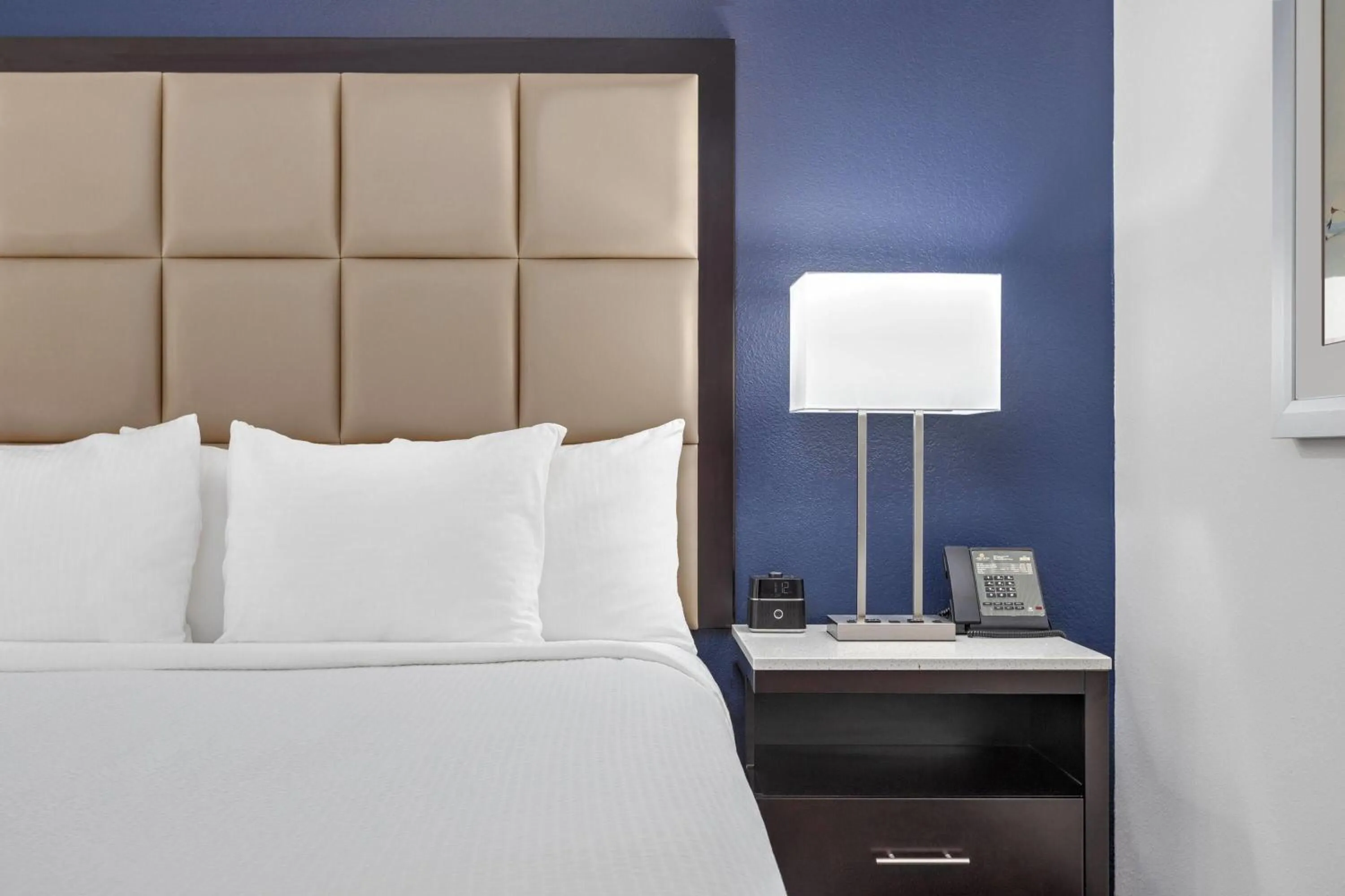 Photo of the whole room, Bed in La Quinta Inn and Suites by Wyndham Paris