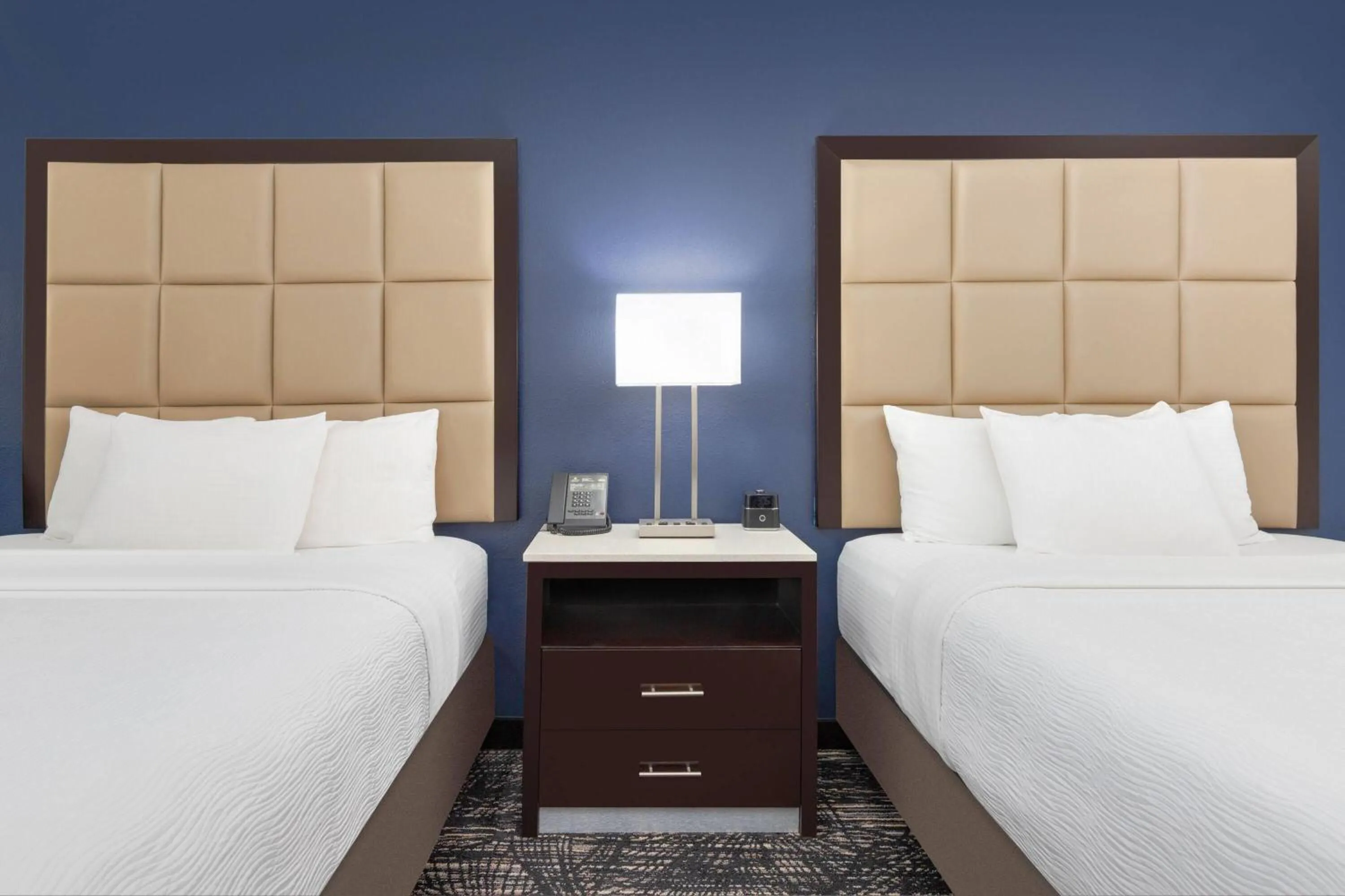 Photo of the whole room, Bed in La Quinta Inn and Suites by Wyndham Paris