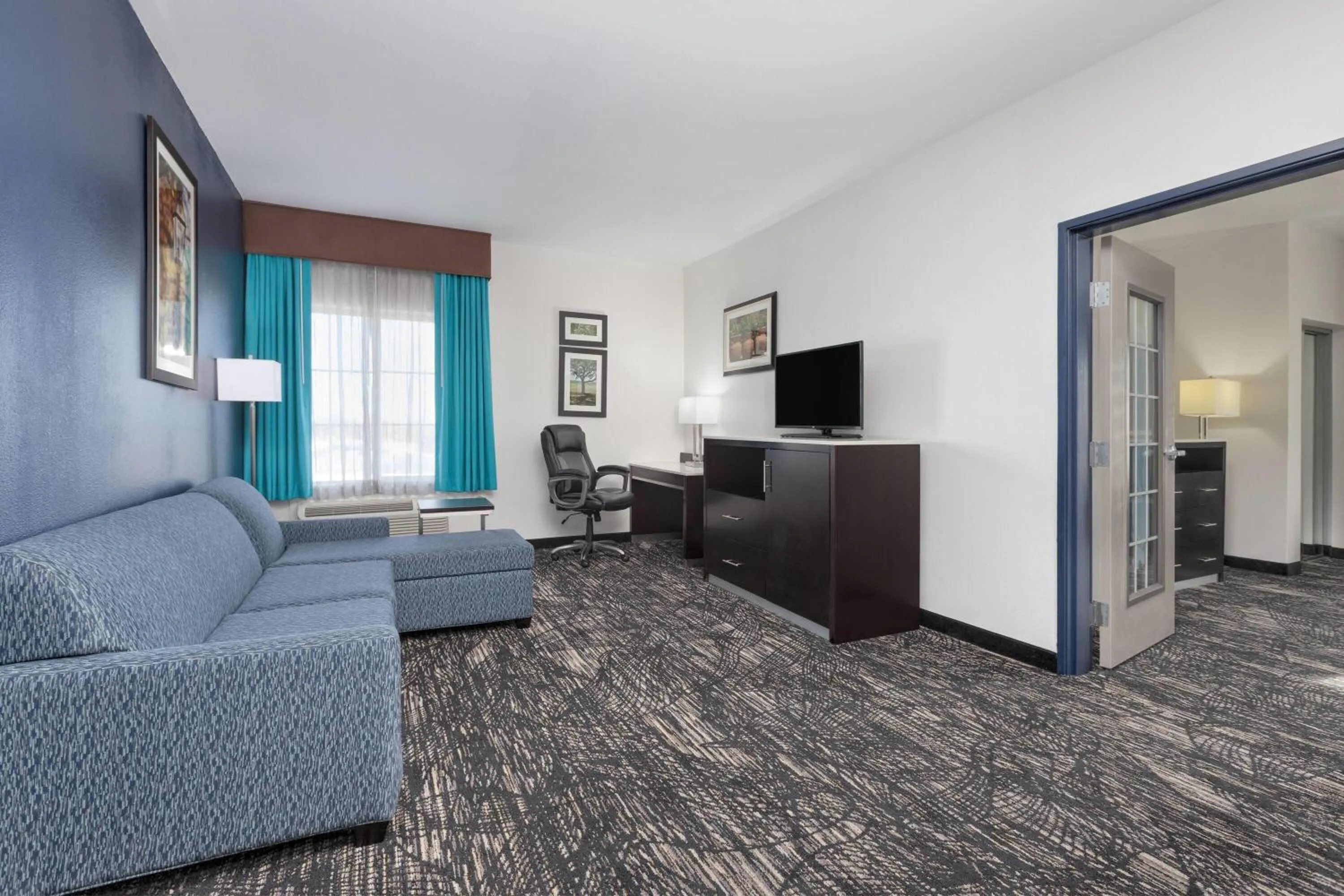Photo of the whole room in La Quinta Inn and Suites by Wyndham Paris