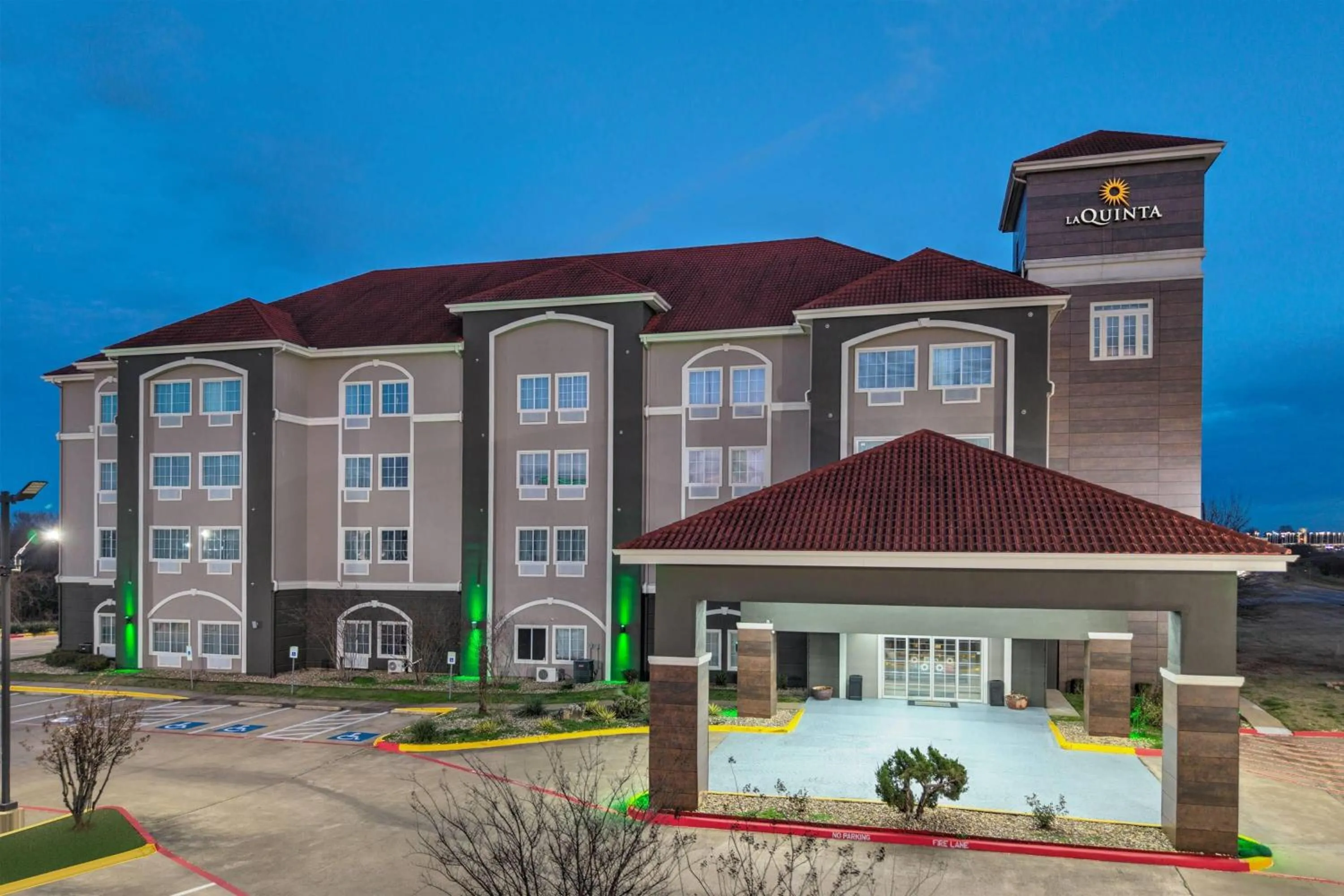 Property building in La Quinta Inn and Suites by Wyndham Paris