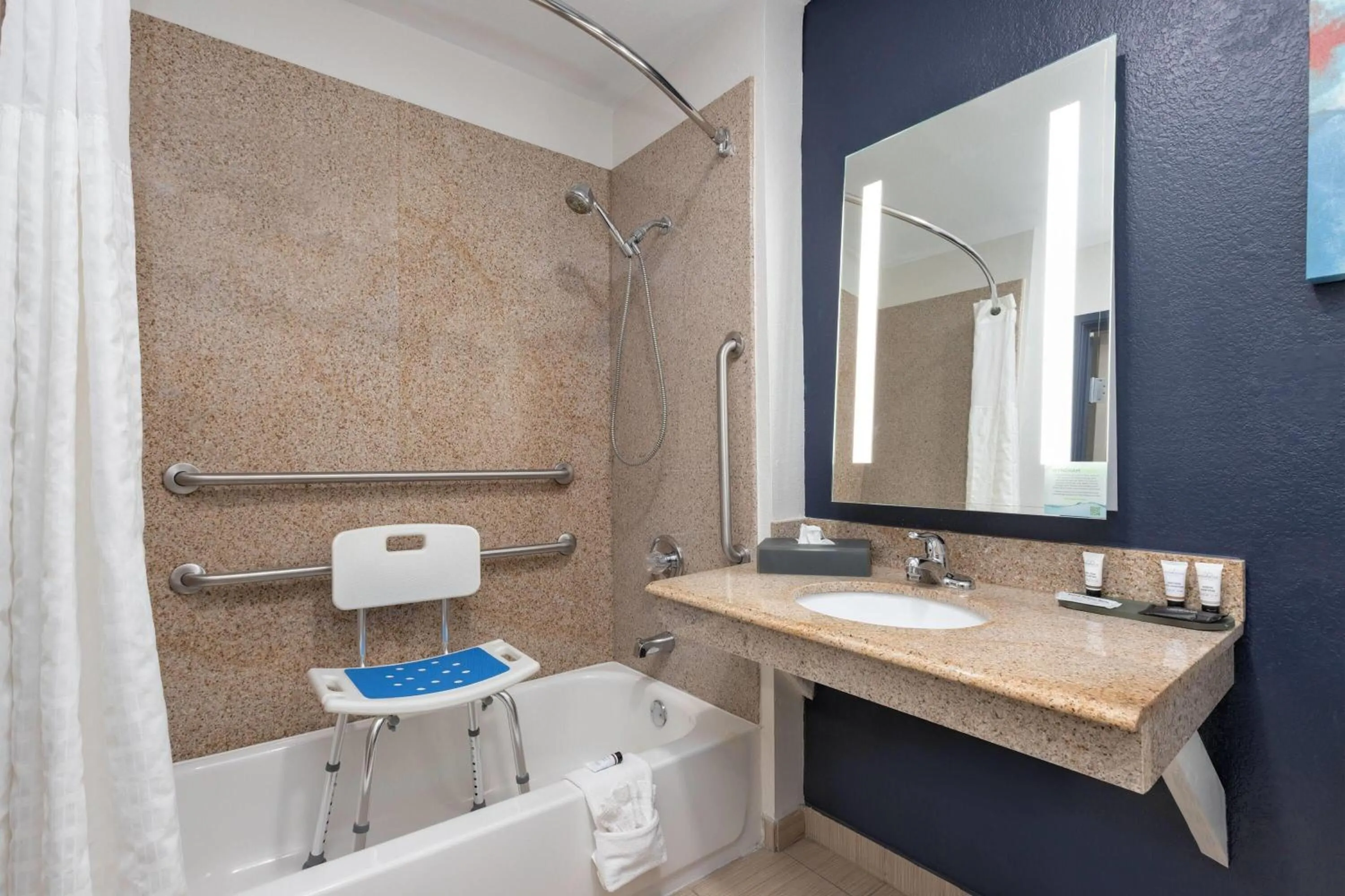 Bathroom in La Quinta Inn and Suites by Wyndham Paris