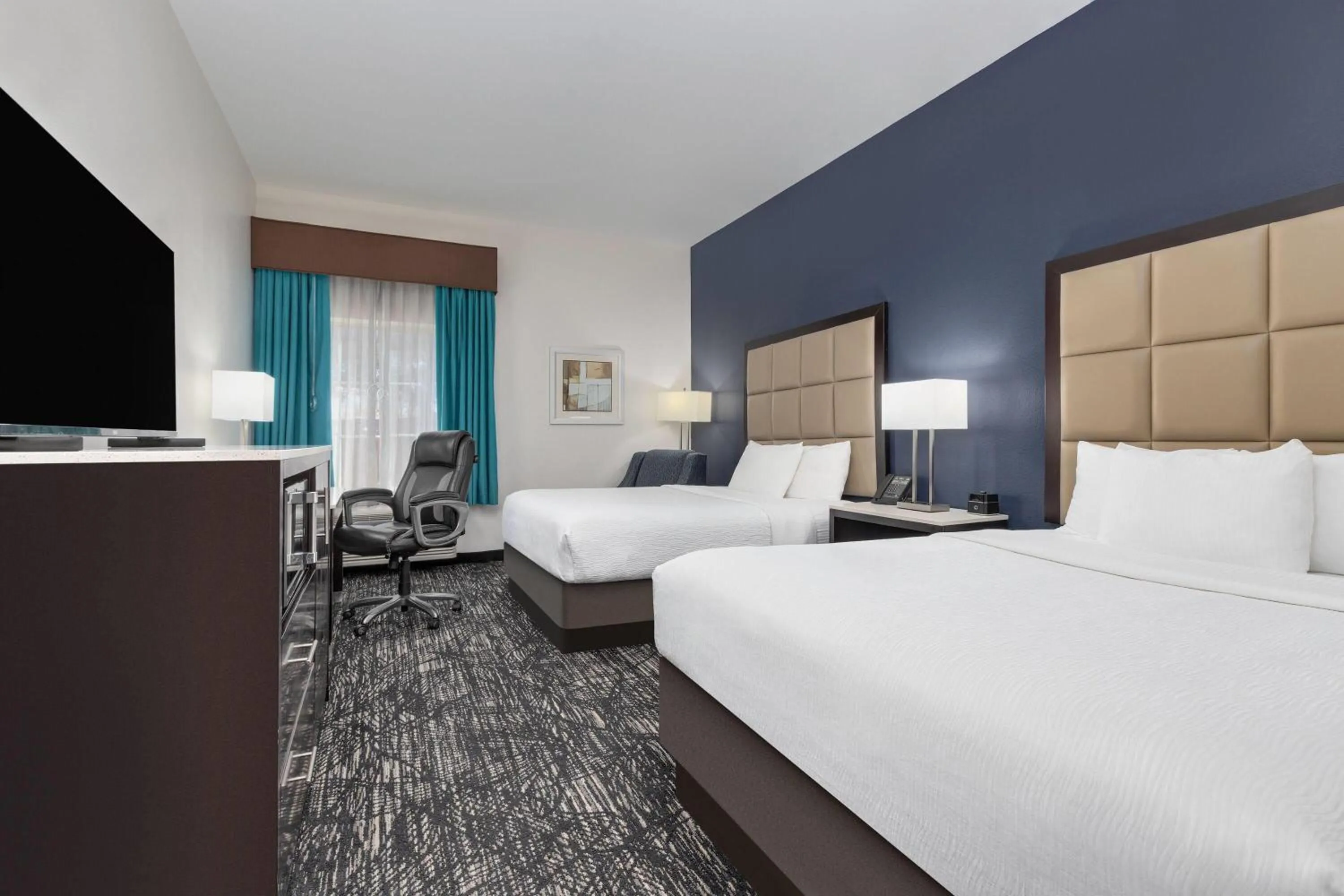 Photo of the whole room, Bed in La Quinta Inn and Suites by Wyndham Paris