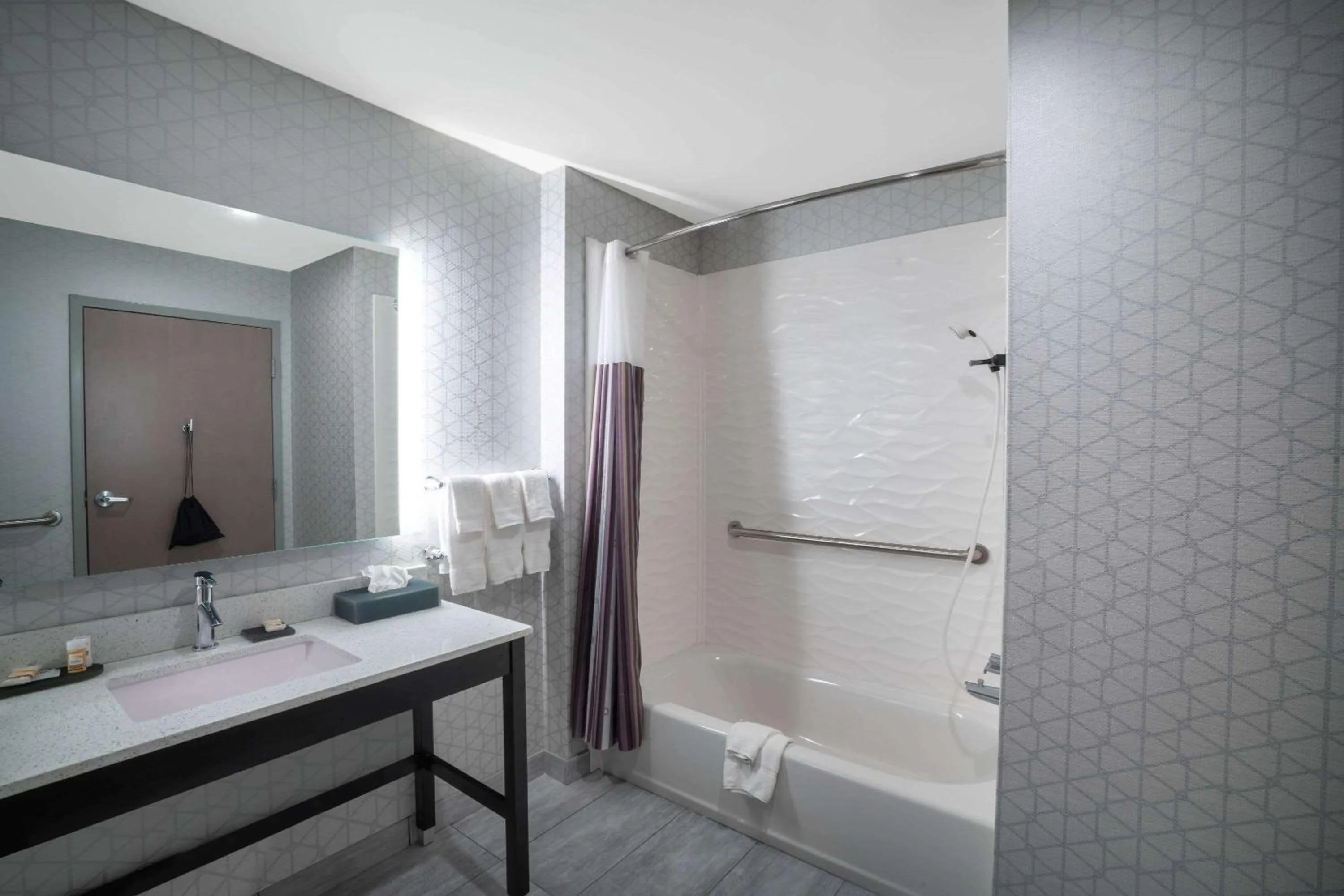 Bathroom in La Quinta by Wyndham West Memphis