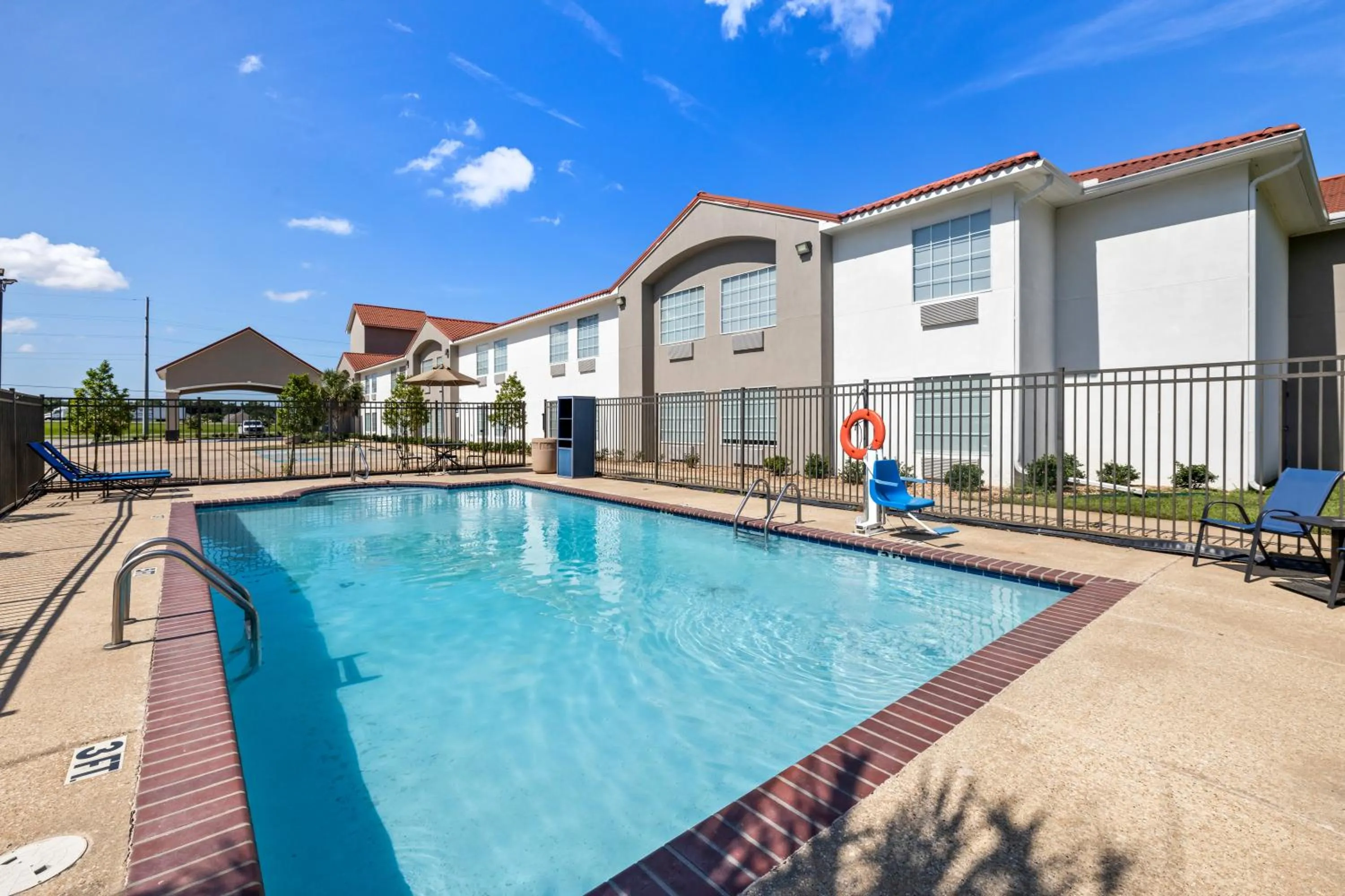 Swimming pool in Best Western Acadia Hotel