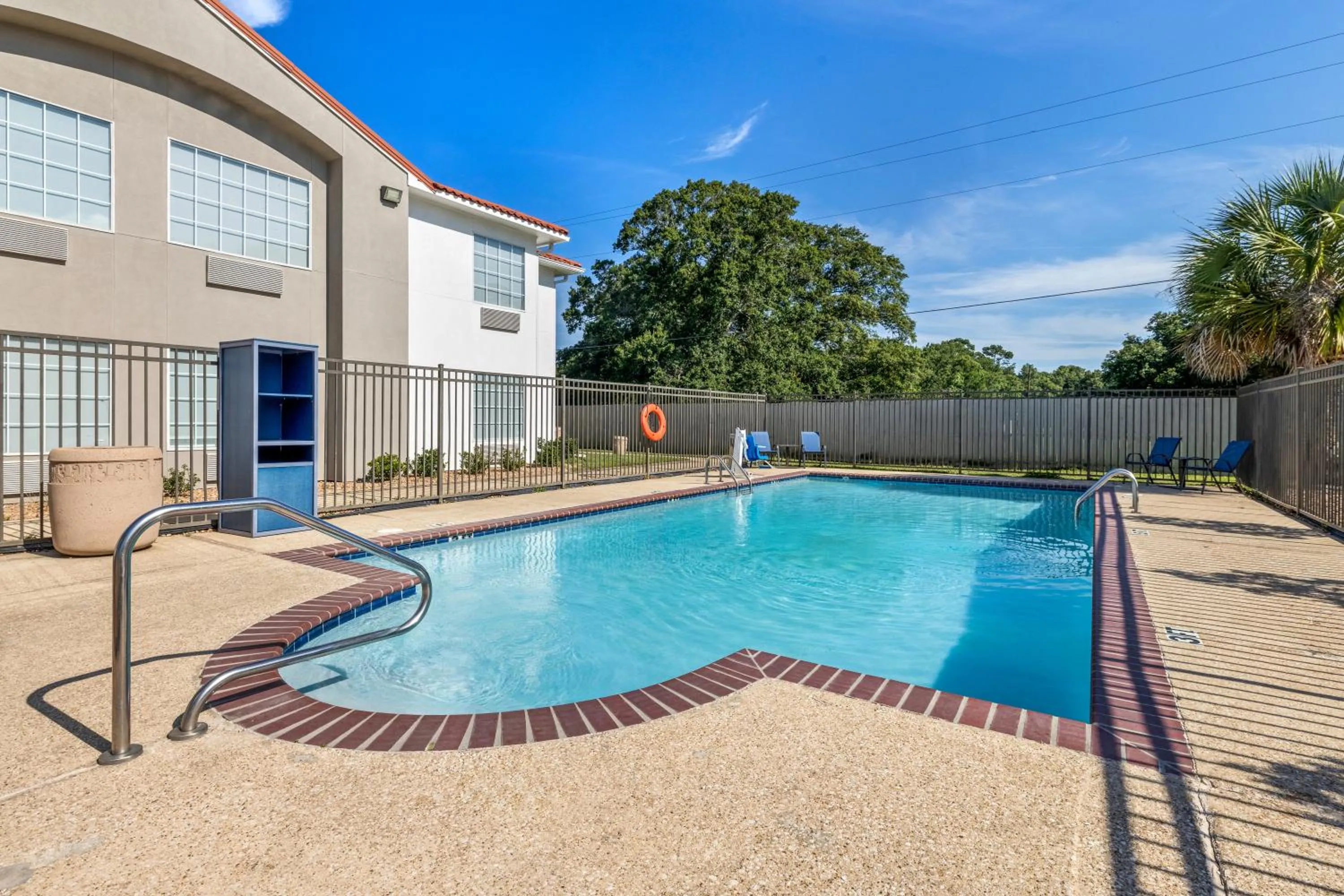 Swimming pool in Best Western Acadia Hotel
