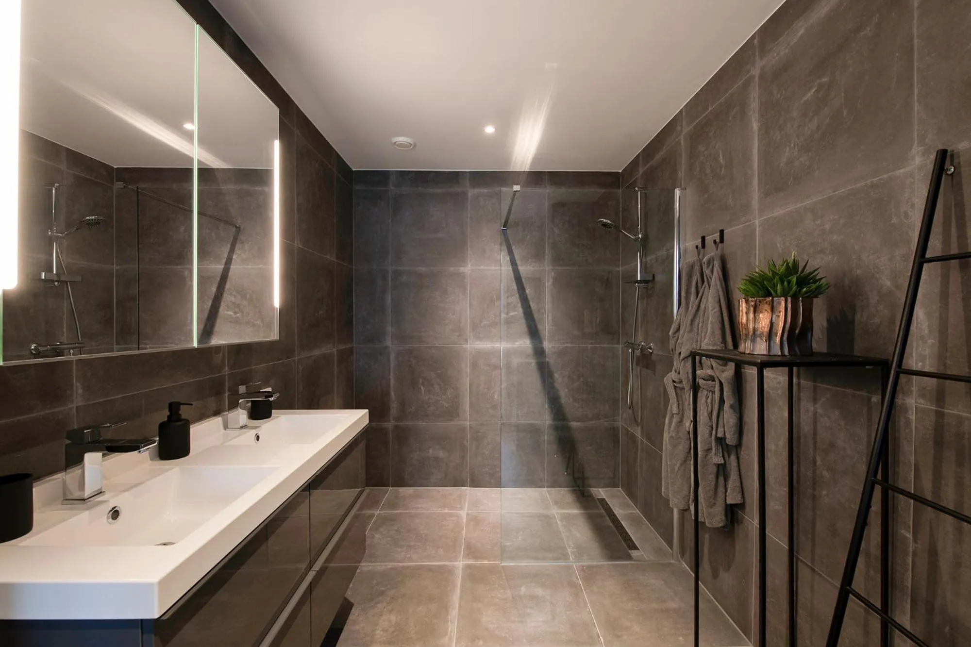 Shower in Longhouse Studio Zandvoort