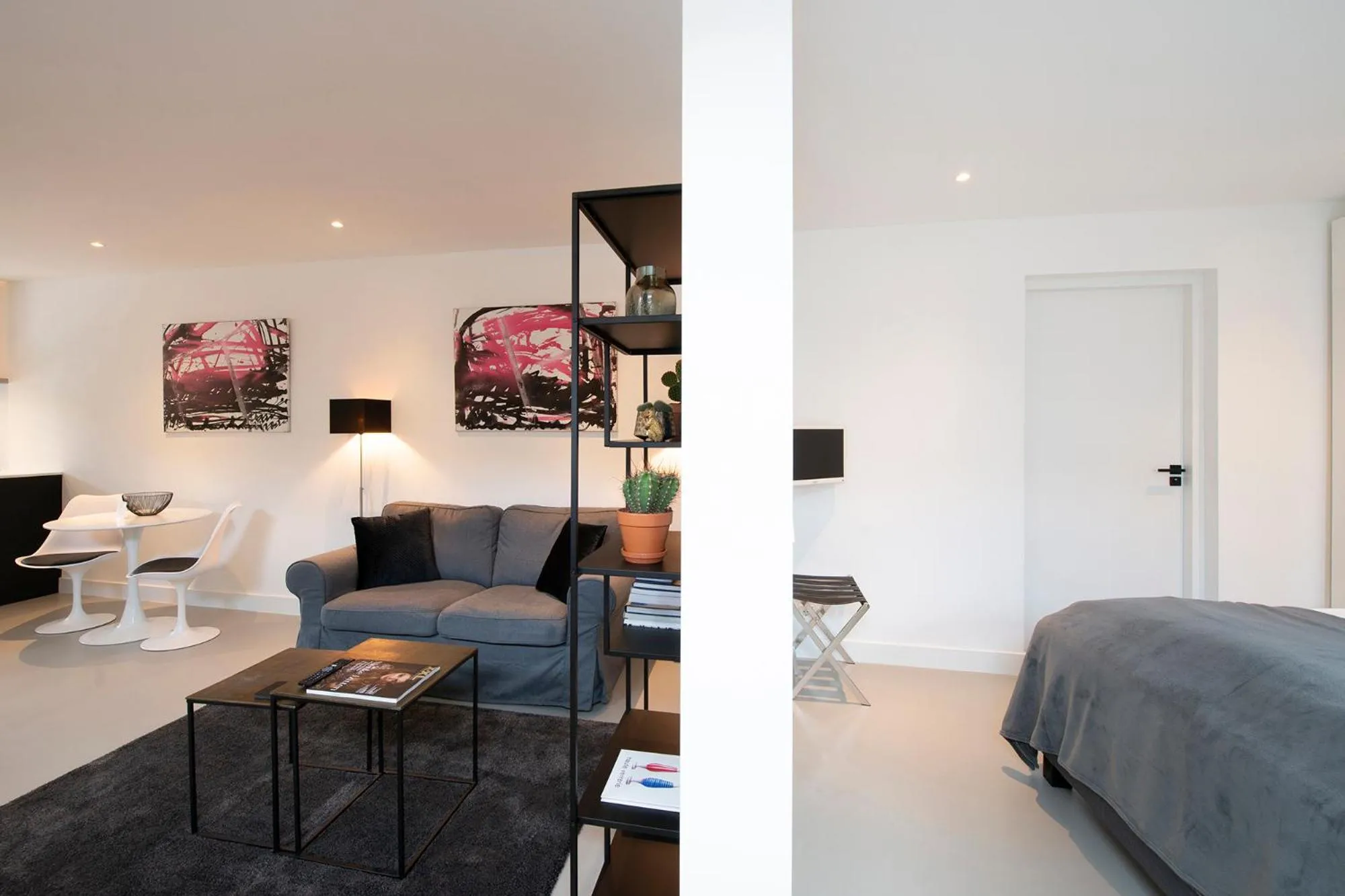Living room, Bed in Longhouse Studio Zandvoort