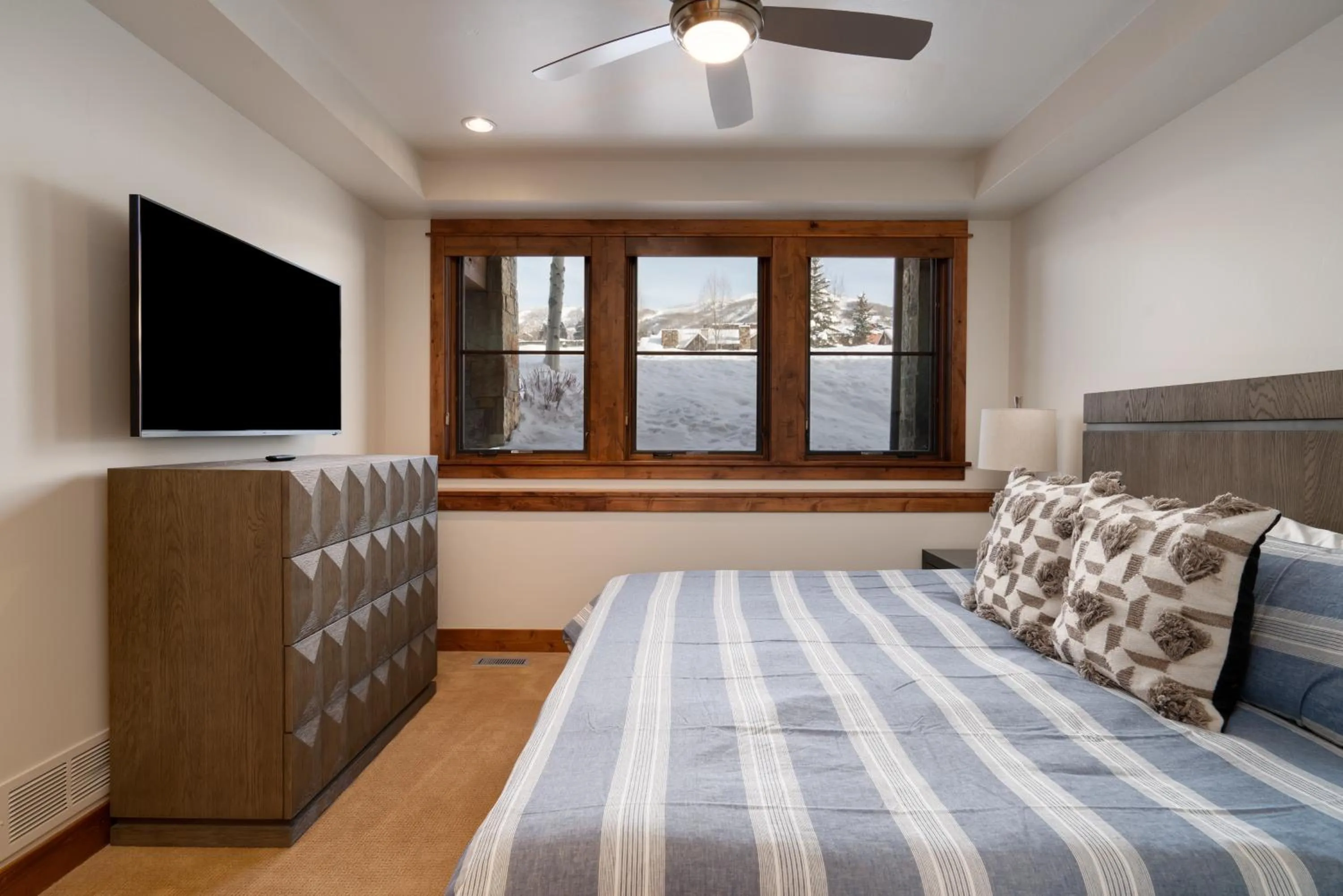 Photo of the whole room, Bed in The Porches