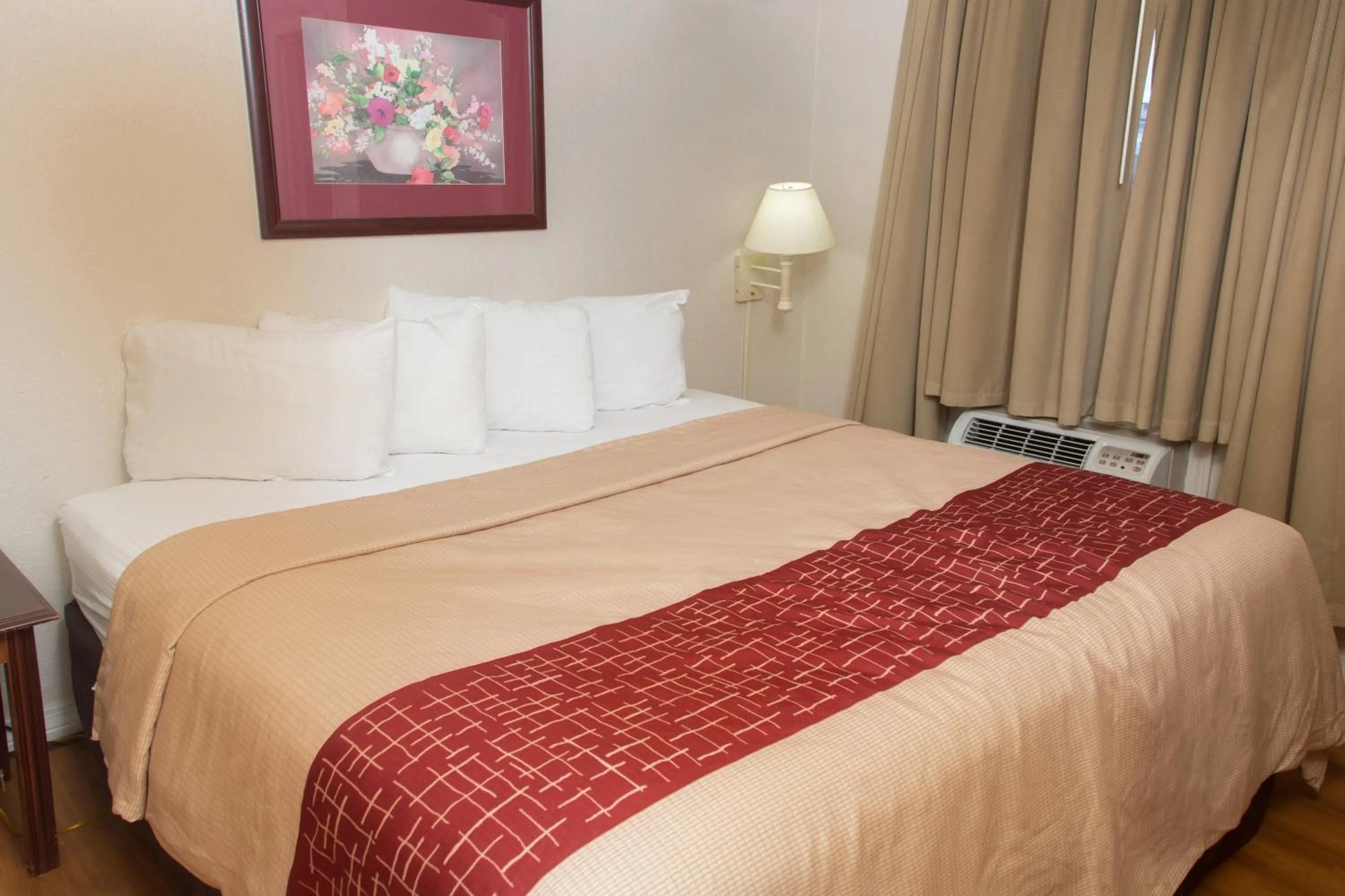 Photo of the whole room, Bed in Red Roof Inn Ardmore