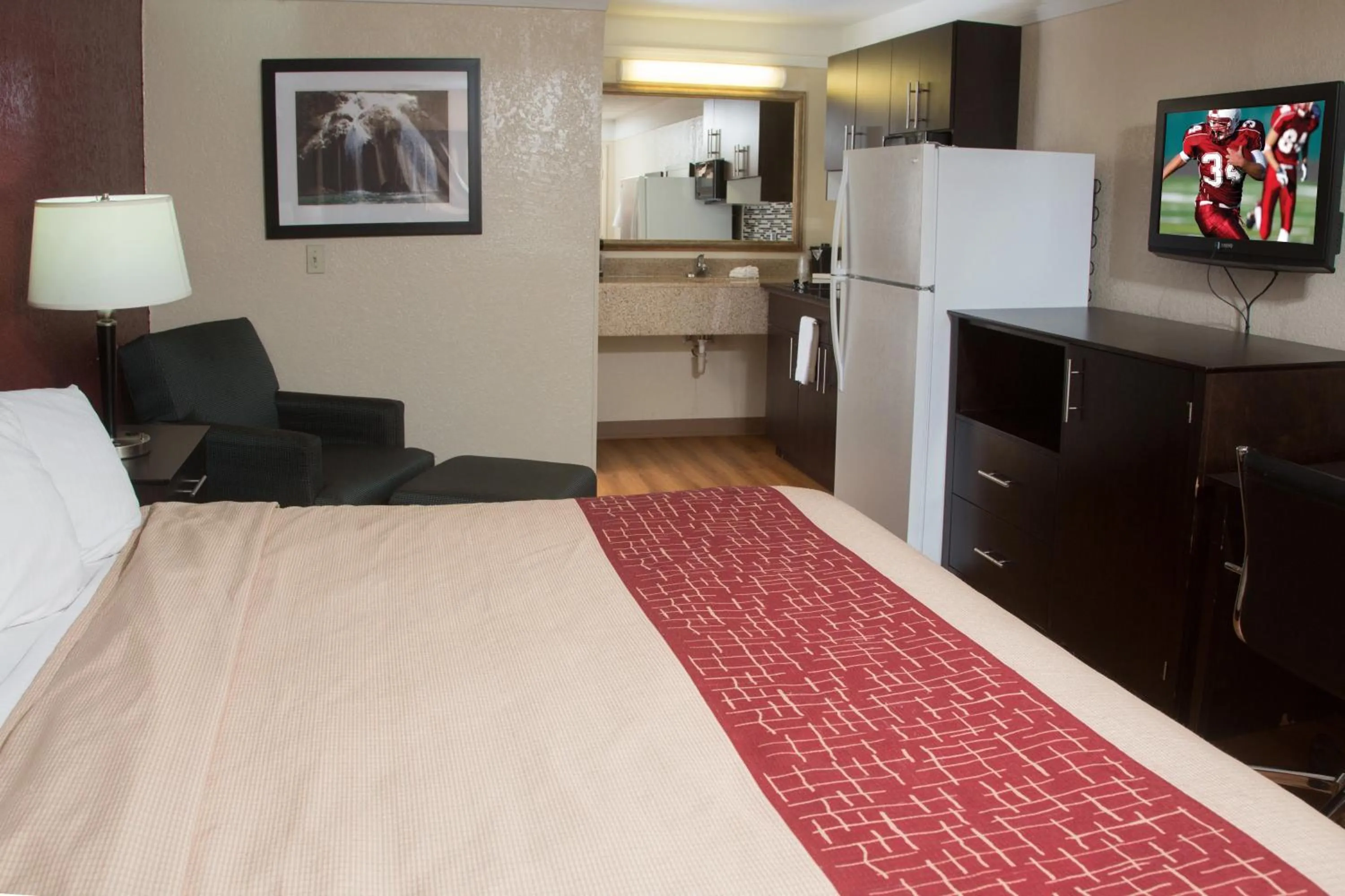 Photo of the whole room, Bed in Red Roof Inn Ardmore