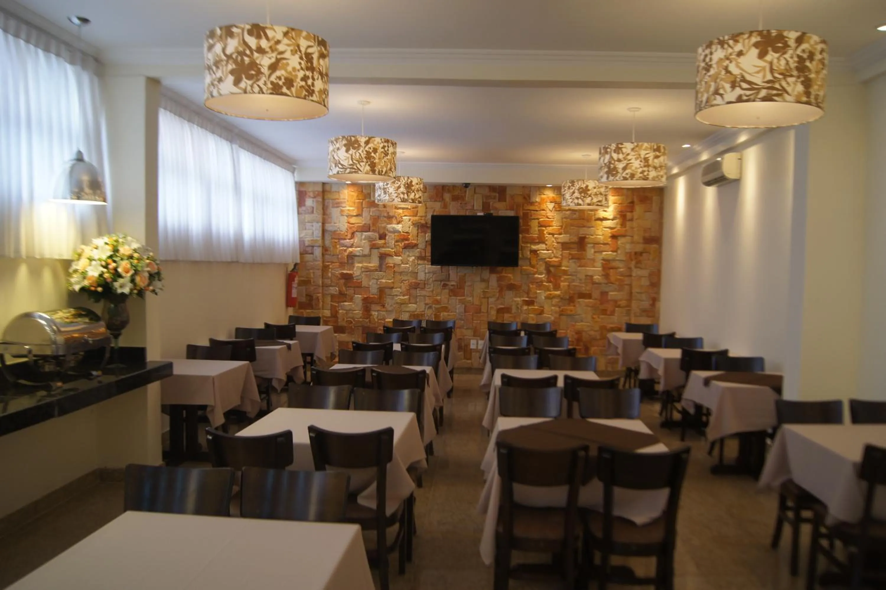 Restaurant/places to eat in Candango Aero Hotel