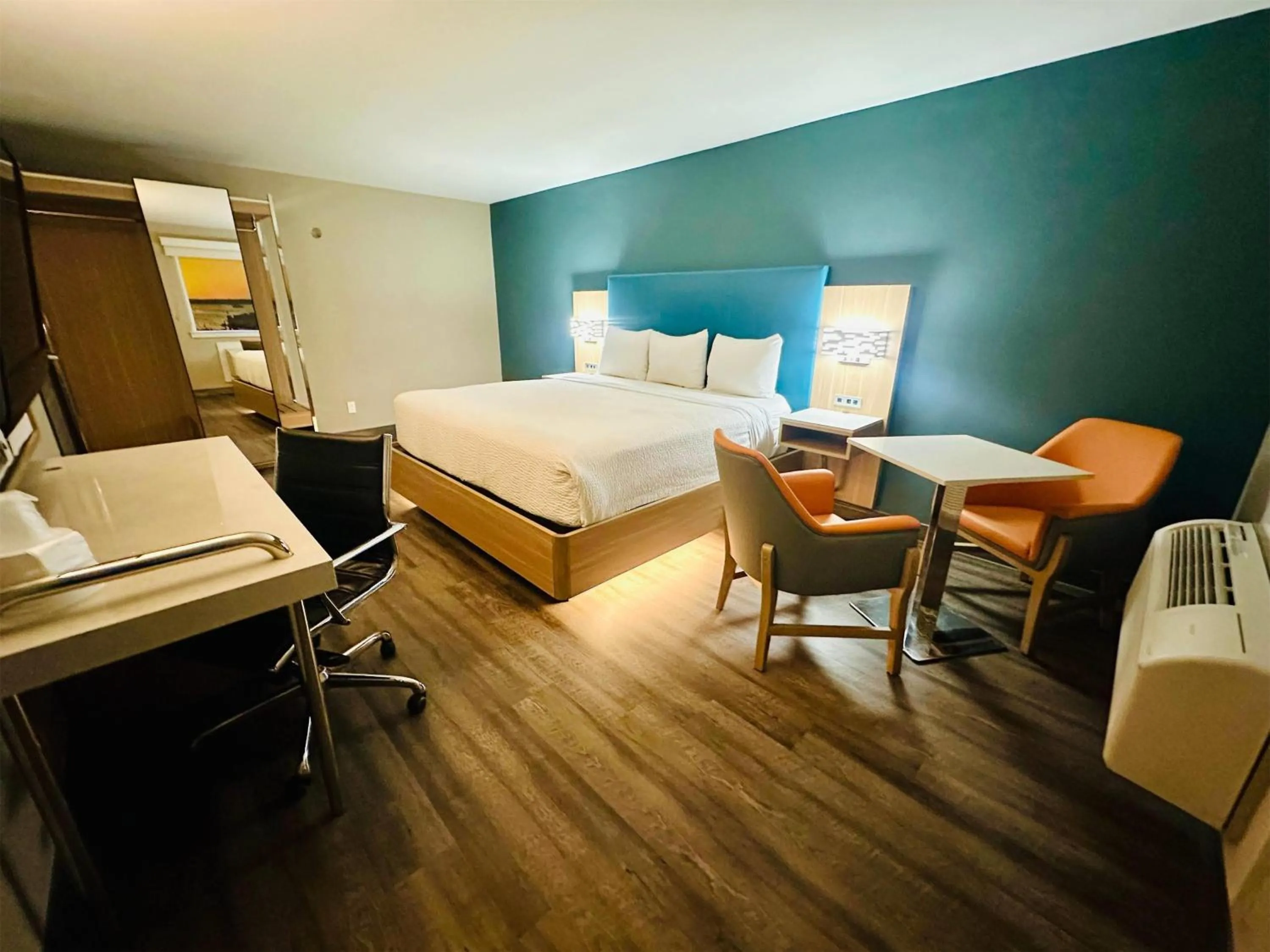 Photo of the whole room, Bed in La Quinta Inn by Wyndham Costa Mesa Orange County