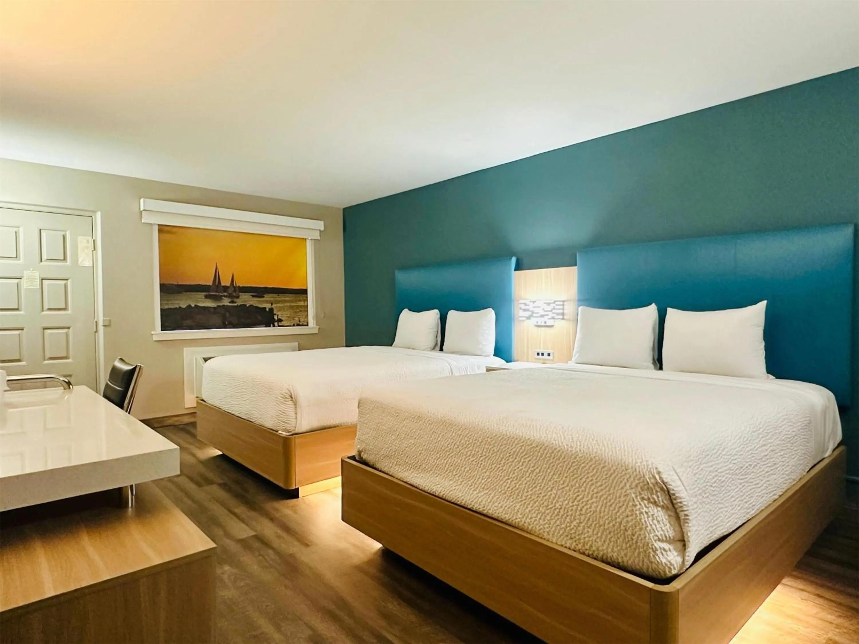 Photo of the whole room, Bed in La Quinta Inn by Wyndham Costa Mesa Orange County