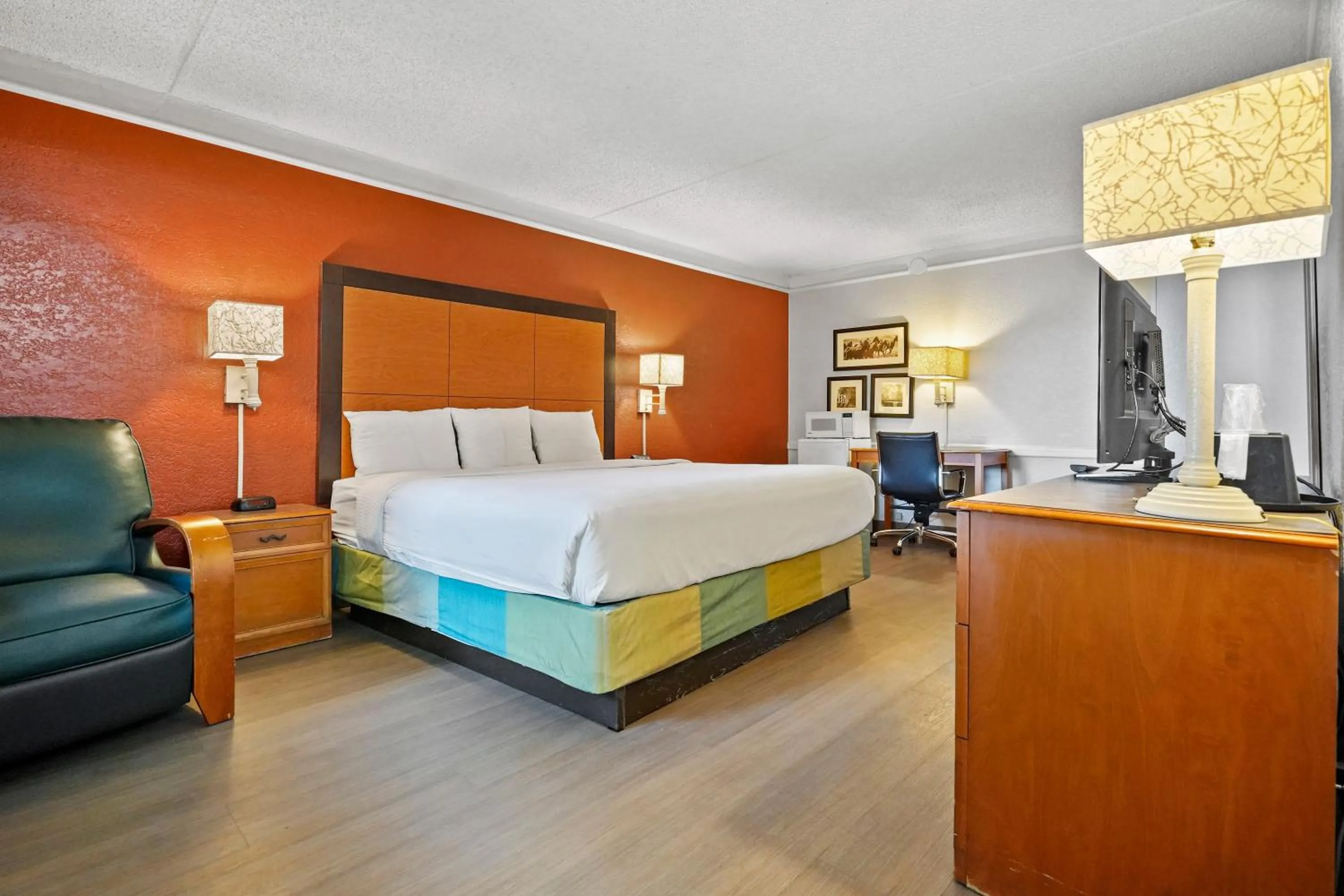Photo of the whole room, Bed in La Quinta Inn by Wyndham Costa Mesa Orange County