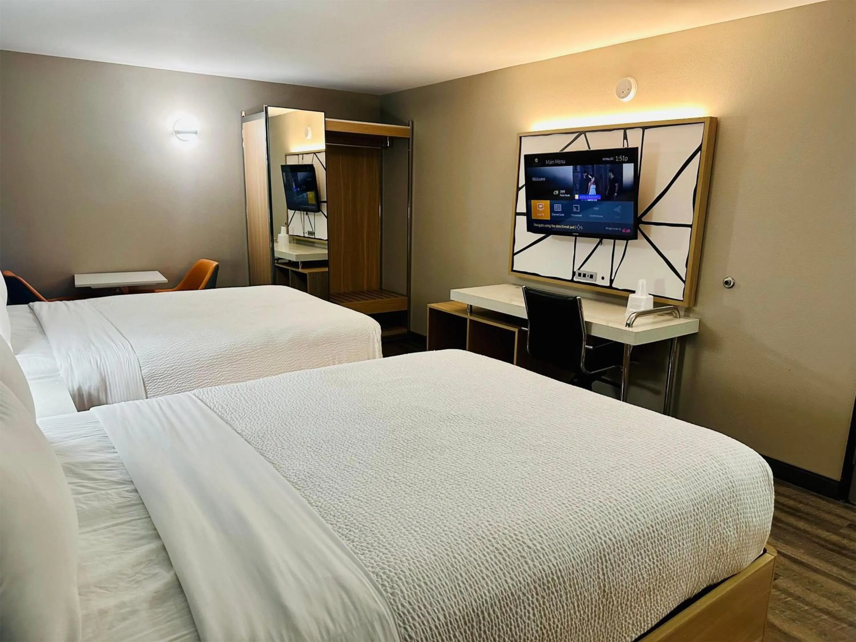 Photo of the whole room, Bed in La Quinta Inn by Wyndham Costa Mesa Orange County