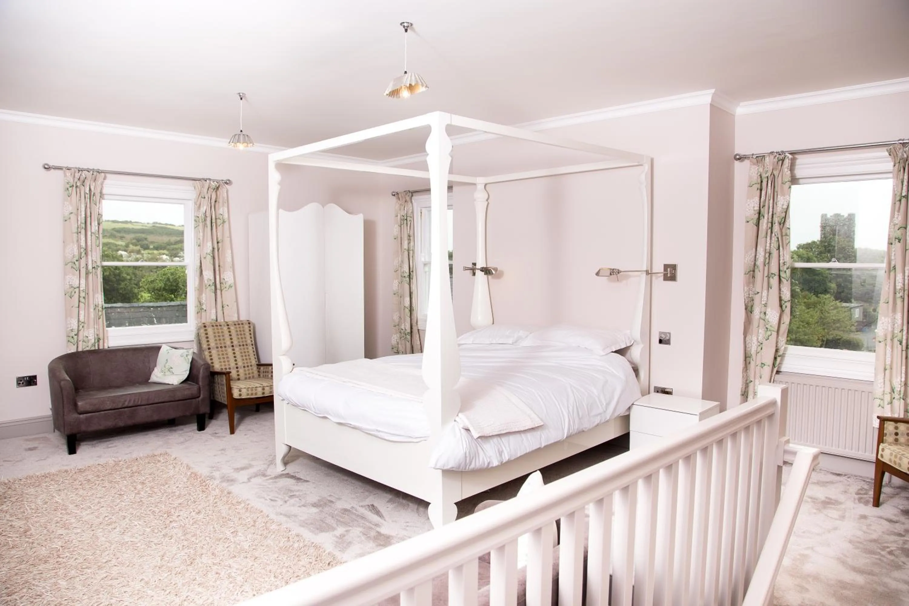 Photo of the whole room, Bed in The Globe Angle