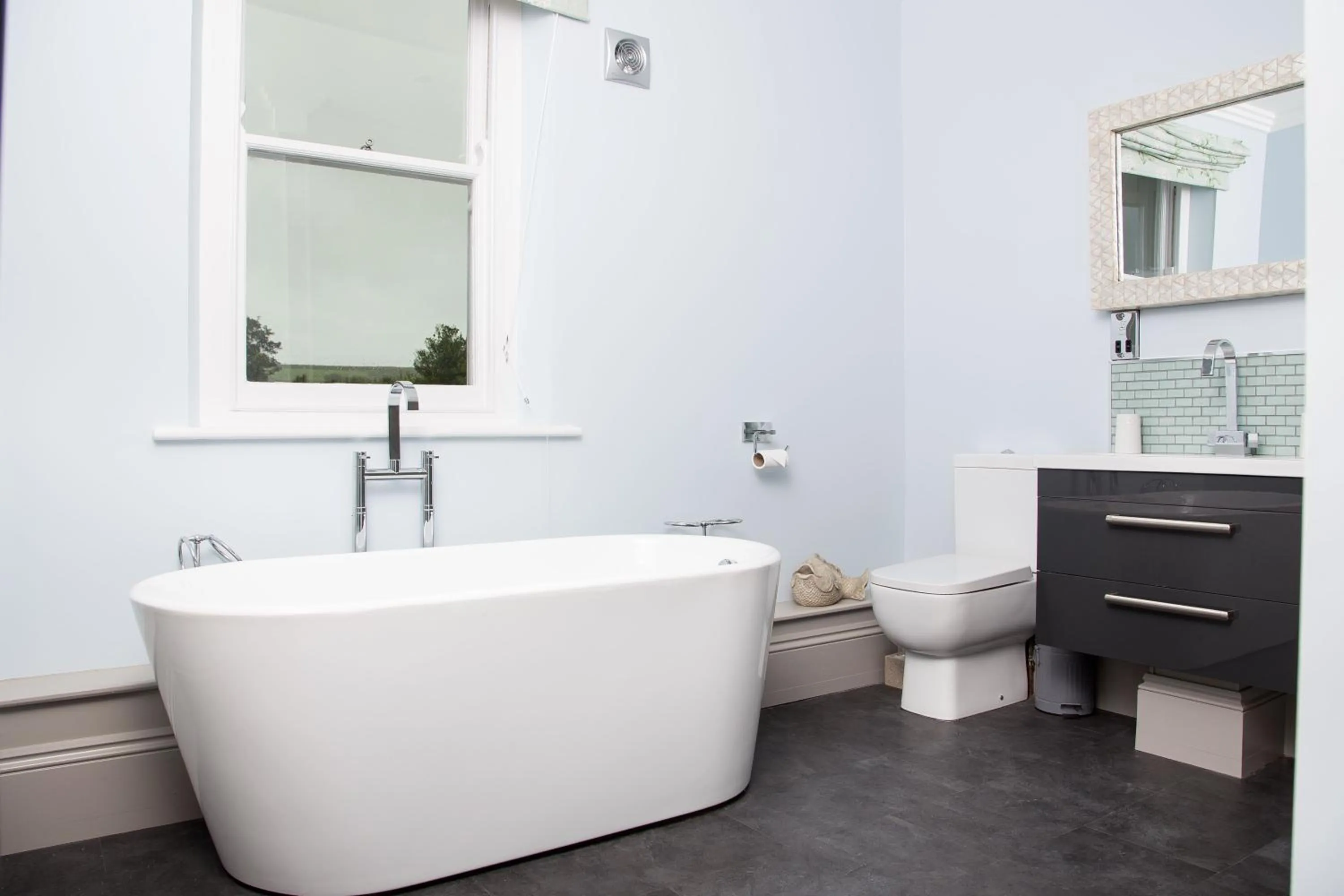 Bathroom in The Globe Angle