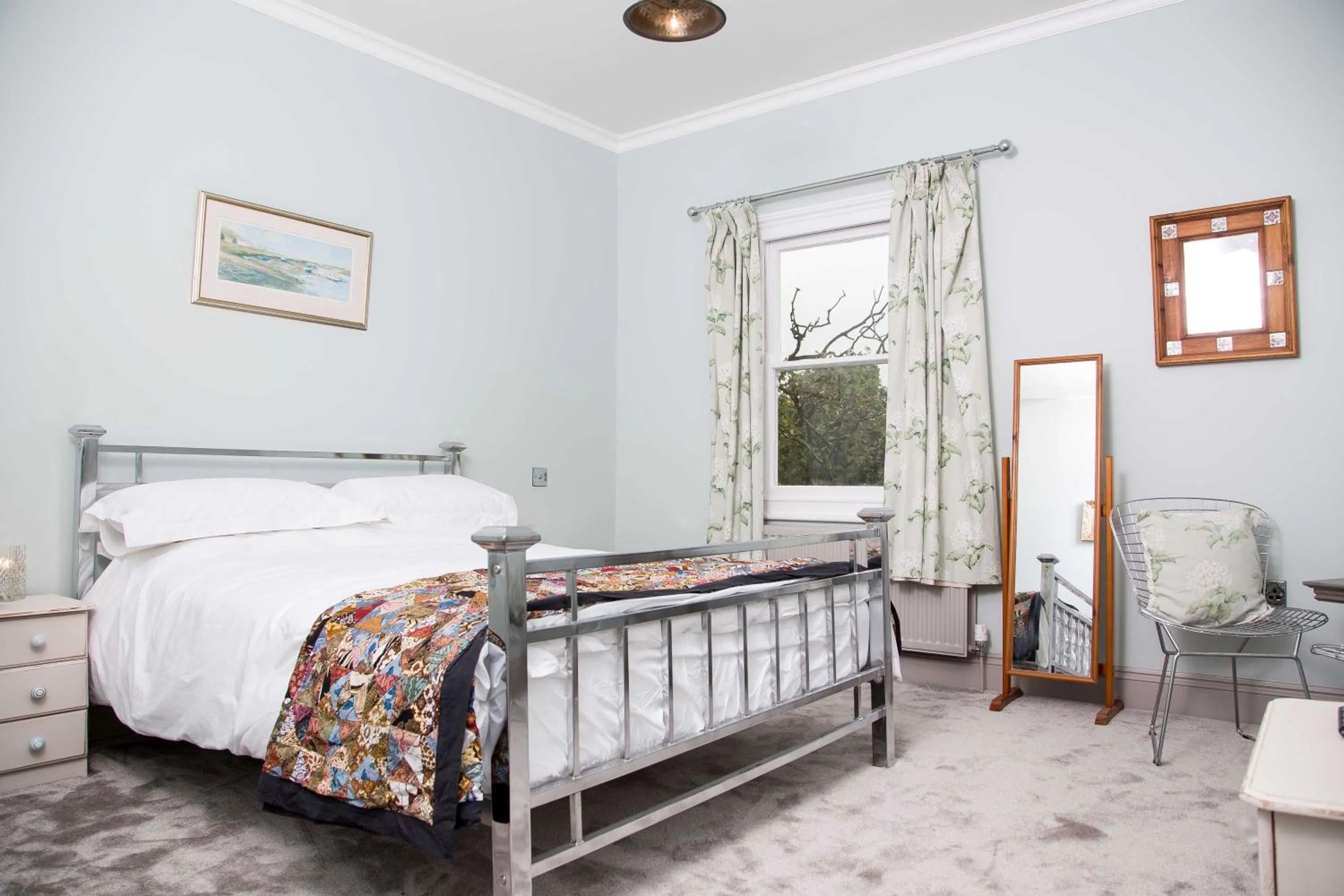 Bedroom, Bed in The Globe Angle