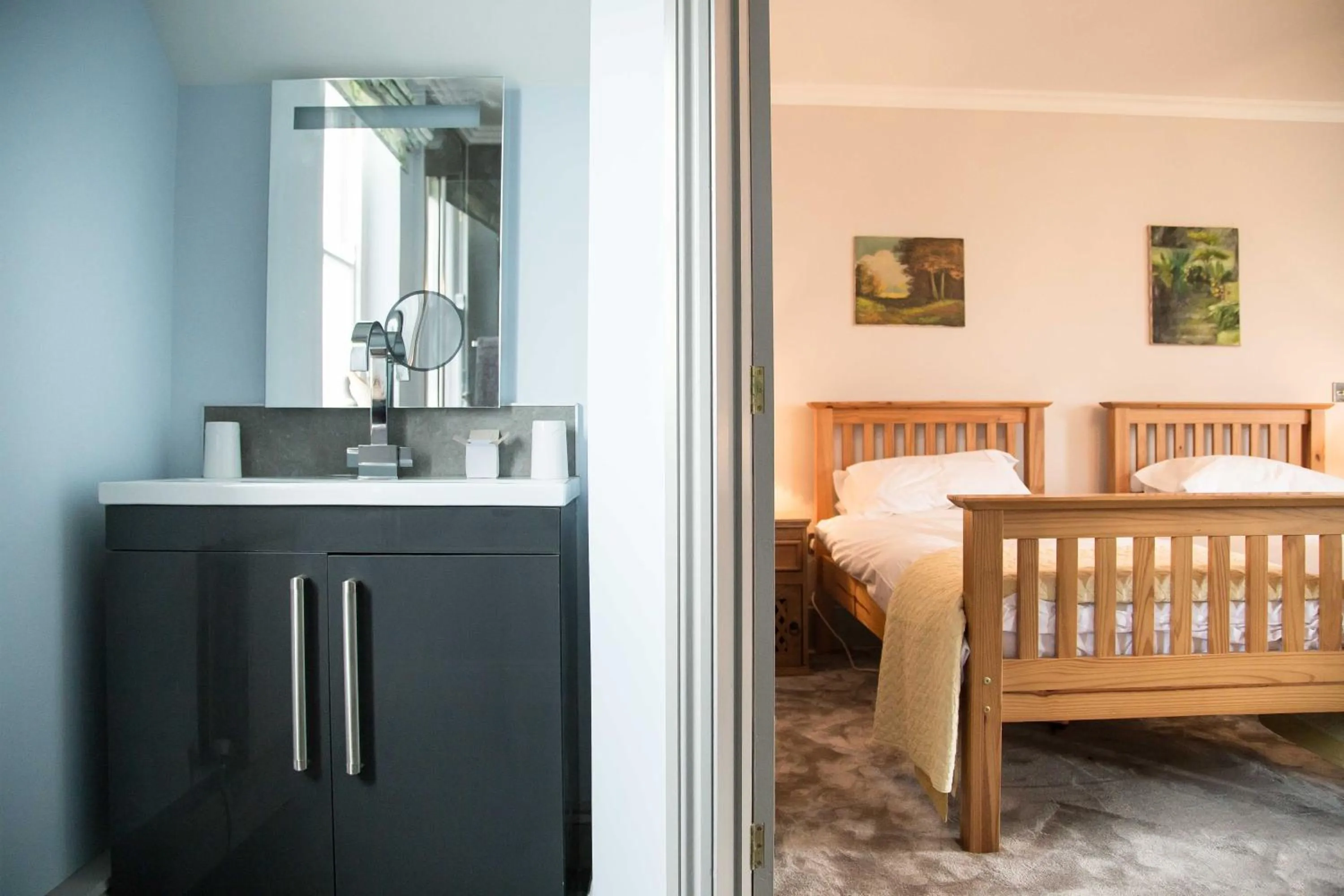 Bathroom, Bed in The Globe Angle