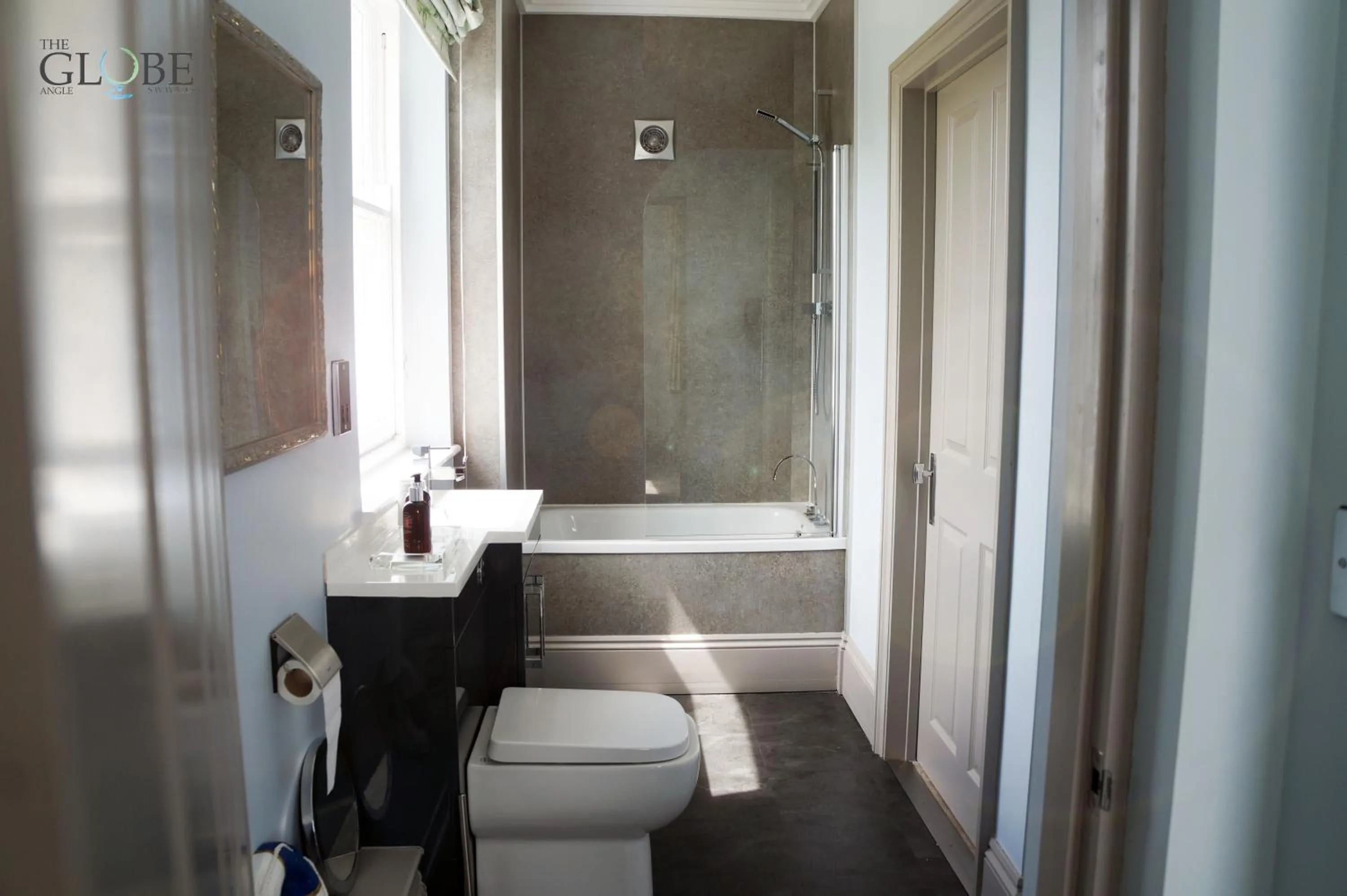 Bathroom in The Globe Angle