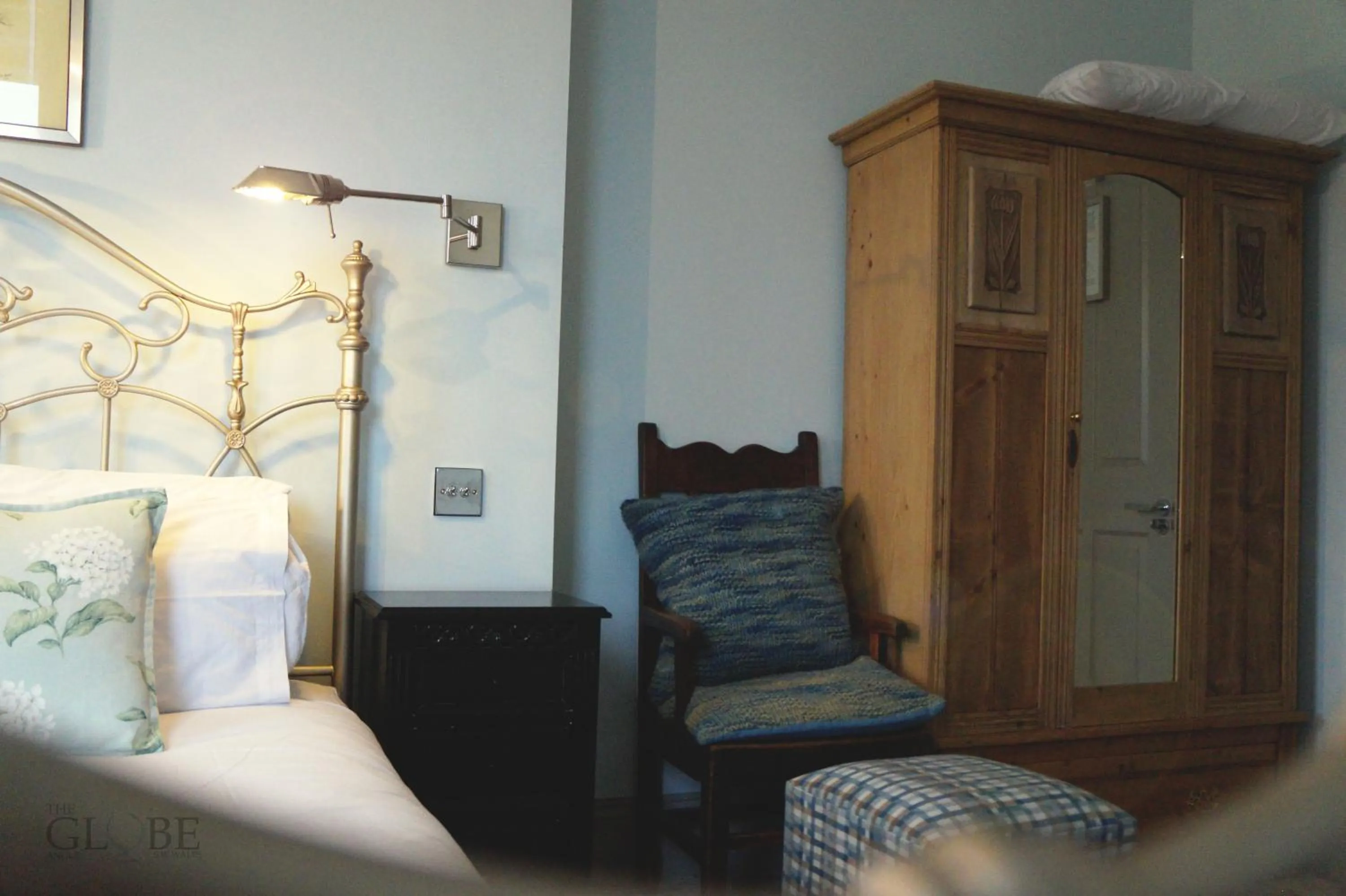 Bedroom, Bed in The Globe Angle