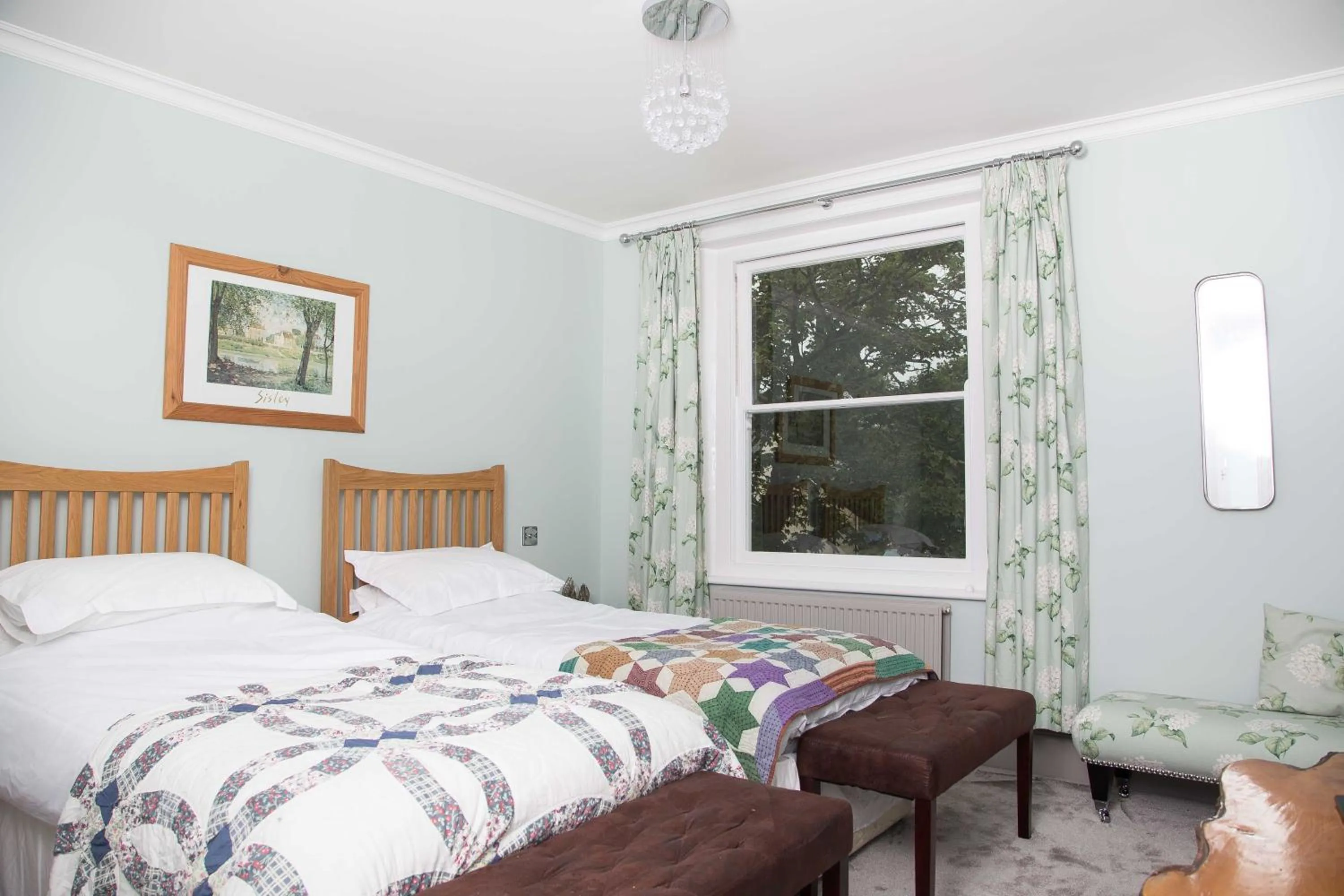 Bedroom, Bed in The Globe Angle