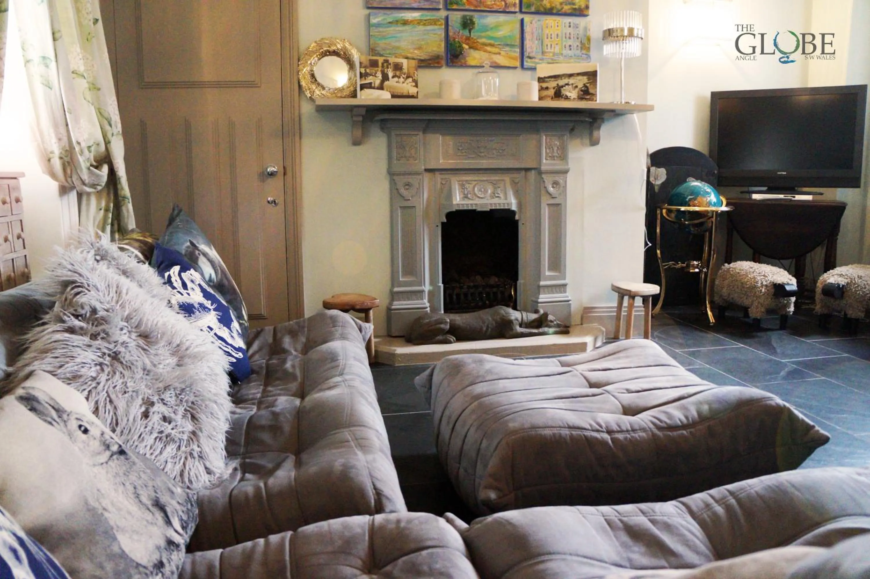 Seating area in The Globe Angle