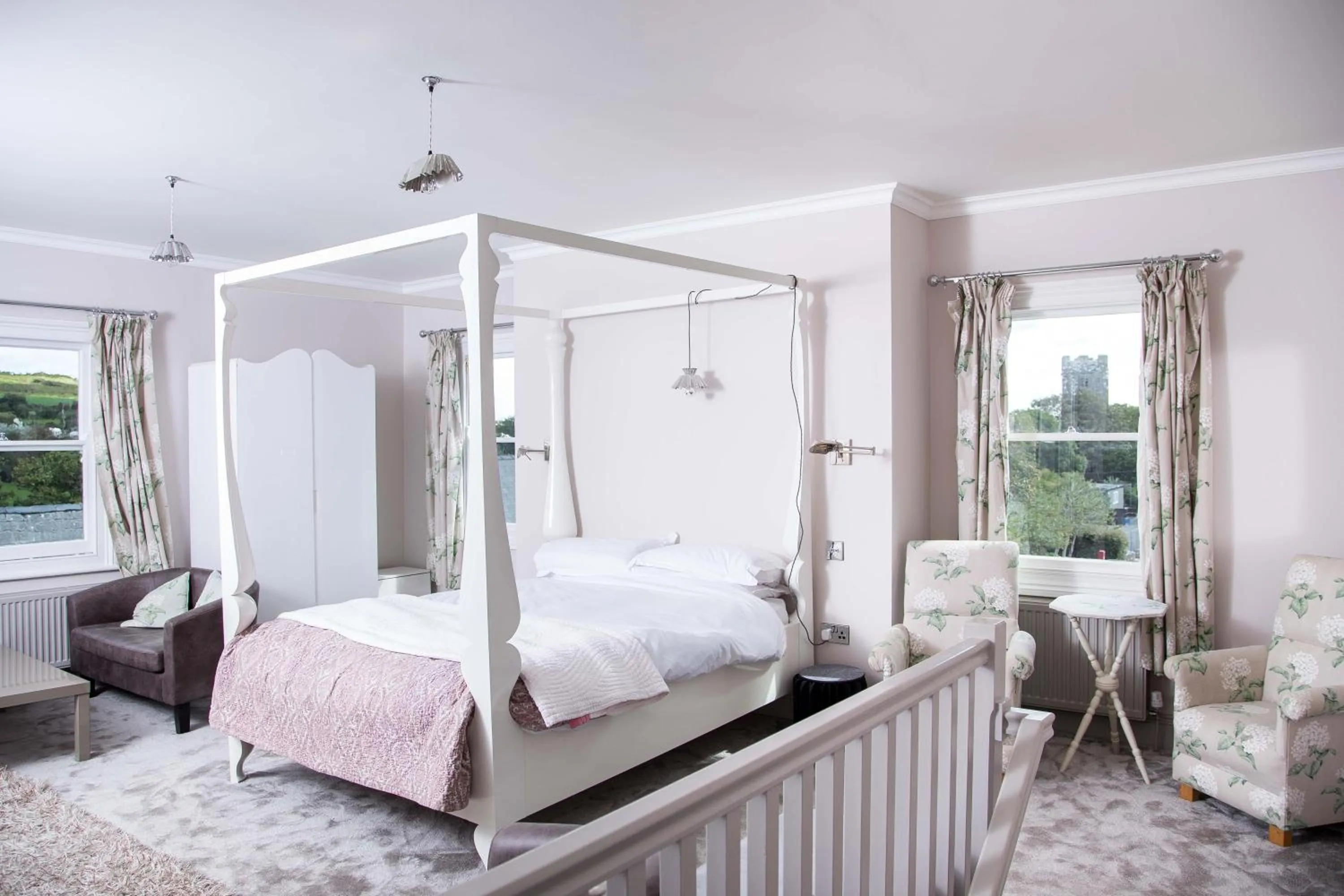 Bedroom, Bed in The Globe Angle