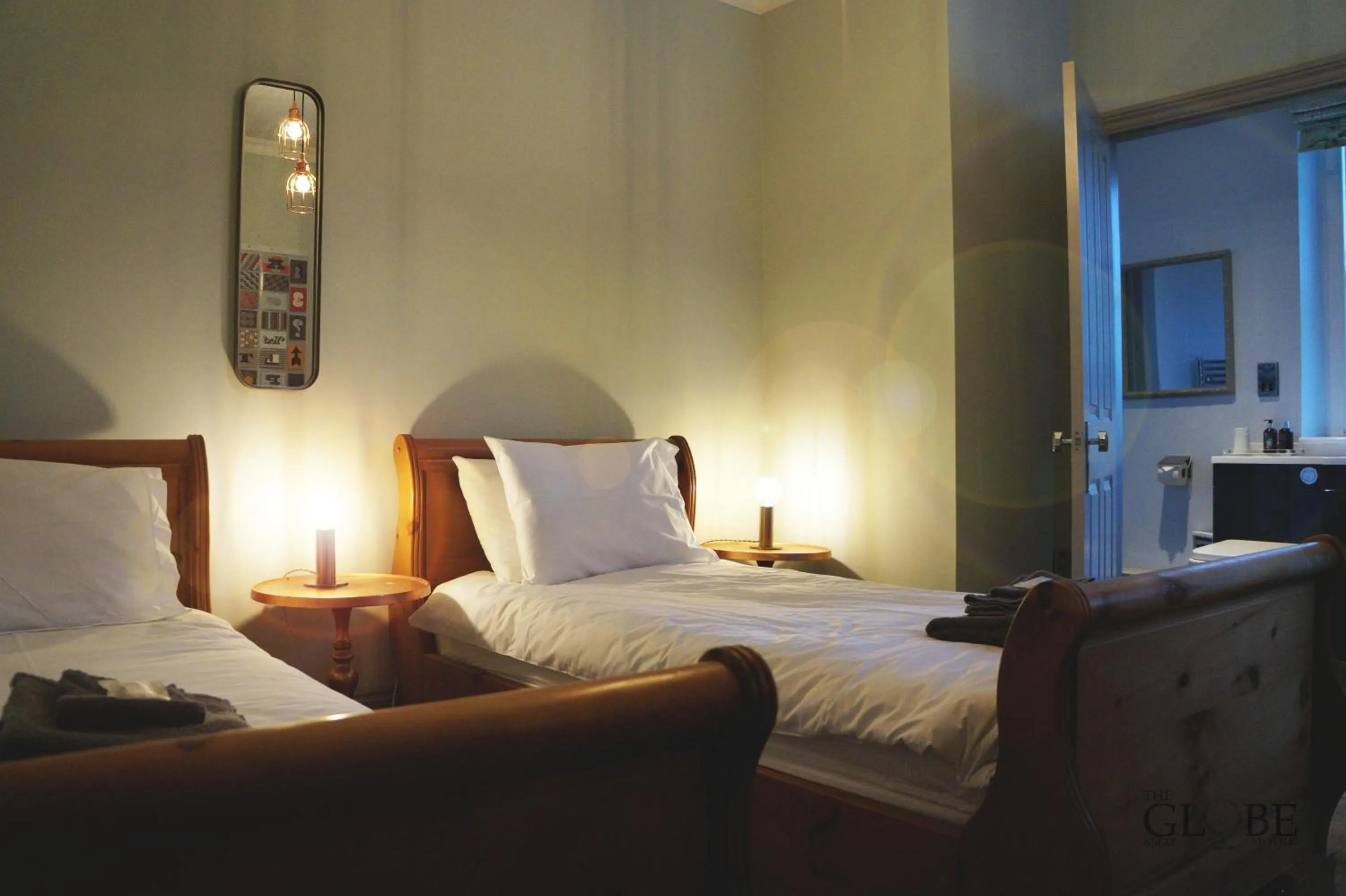 Bedroom, Bed in The Globe Angle