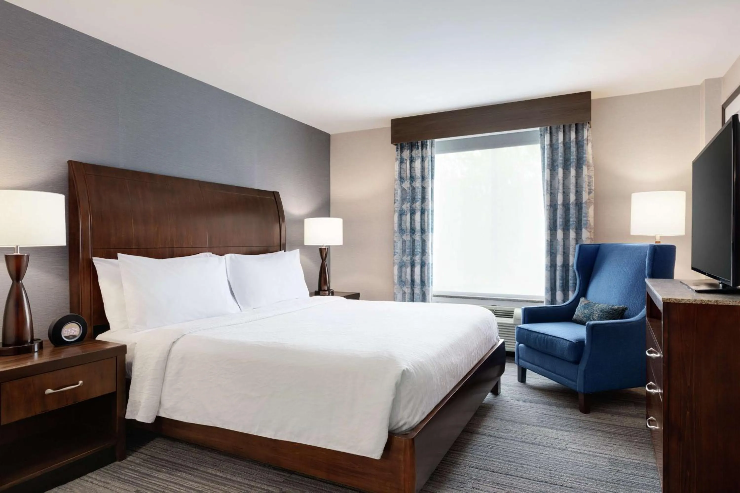 Bedroom, Bed in Hilton Garden Inn Stony Brook