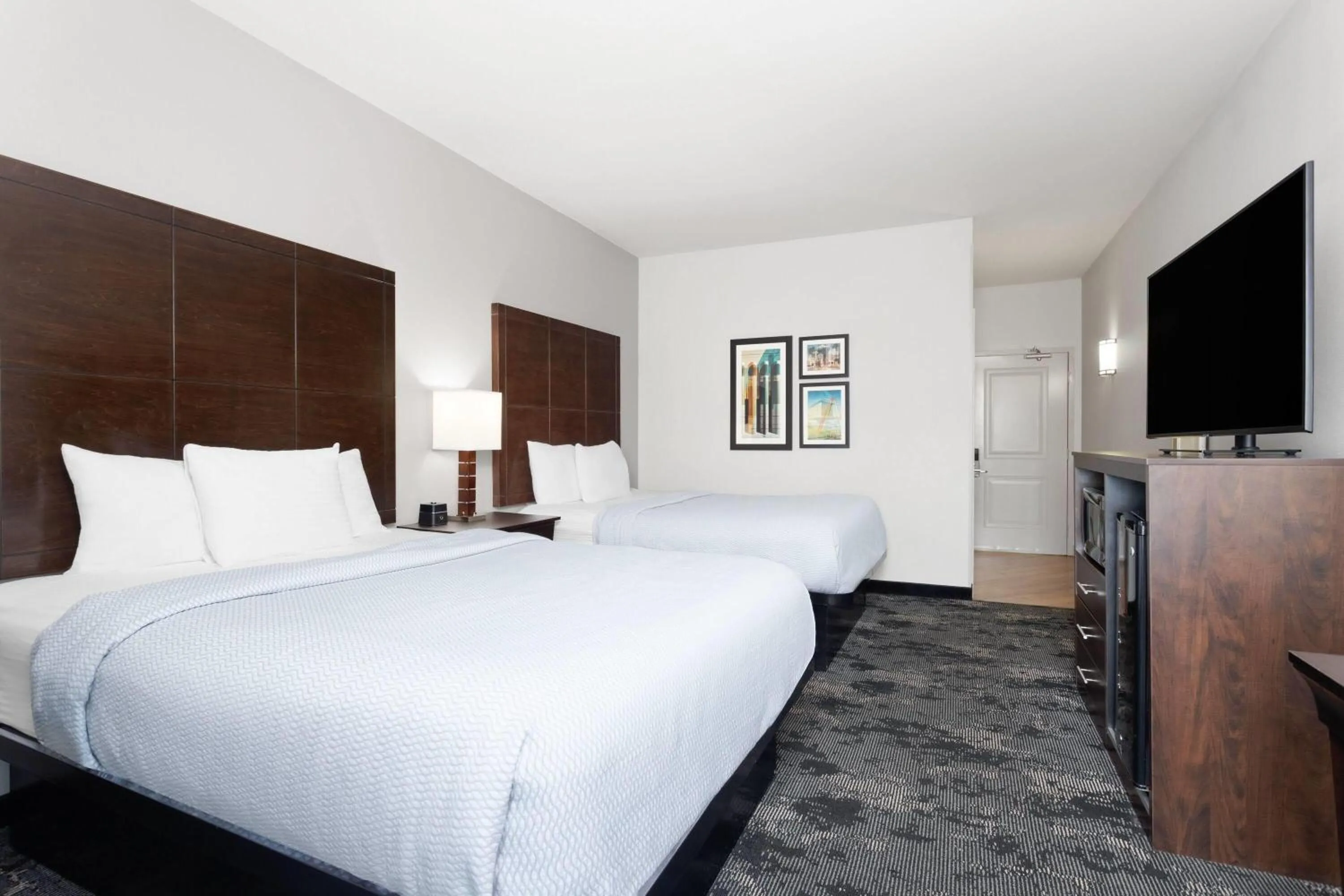 Photo of the whole room, Bed in La Quinta by Wyndham Columbus - Edinburgh